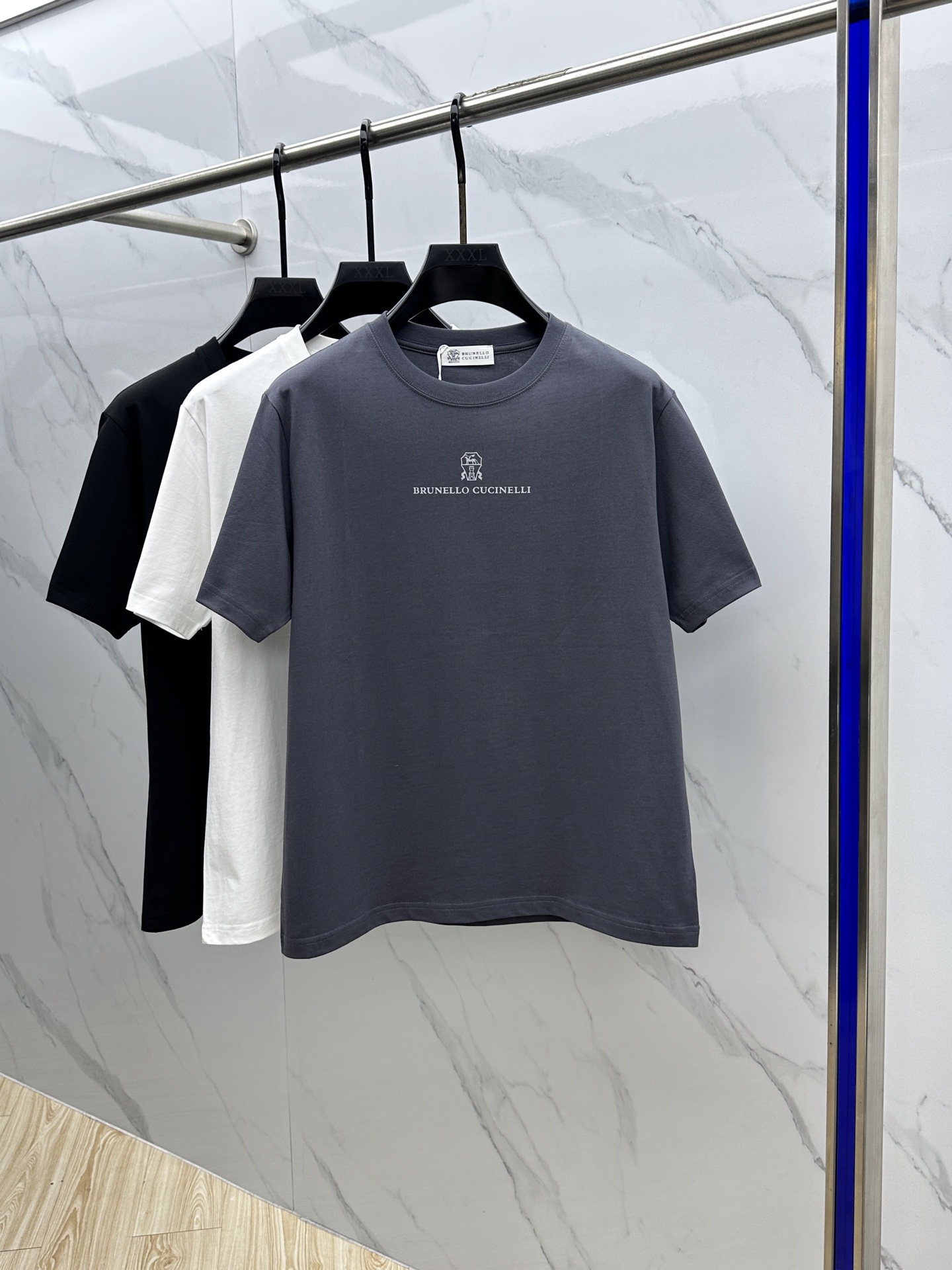 NO:123620,BC 2025 spring and summer new men's short-sleeved T-shirt round neck, a newly upgraded versatile basic style, low-key and luxurious, and a choice of character!  Made of imported fabrics, it has good moisture absorption, comfortable and breathable, enjoys a light and relaxed and comfortable wearing experience, with super vertical performance. It has a strong sense of art and the iconic logo letter pattern design, with meticulous craftsmanship and high recognition, showing the new brand culture!  Classic perfect layout design, precise and in place for cutting. Simple and atmospheric style, and can show fashionable charm in daily leisure life. Original production of Se S-XXL, T-shirt,tees, t-shirt,alexander wang19860909BC 2025春夏新款男士短袖T恤圆领,全新升级百搭基础款,低调奢华,品格之选！甄选进口面料打造而成,吸湿性好,舒适透气,享受轻薄轻松自在的穿着体验,有着超强的垂直性能 艺术感极强标志性logo字母图案设计,工艺细致,辨识度极高,展现全新品牌文化！经典完美版型设计,在裁剪上精准到位.简约大气风格,又能在日常休闲生活中展现时尚魅力. Se原单出品 尺码S-XXL,,T-shirt,tees，t-shirt,alexander wang,Men's clothing