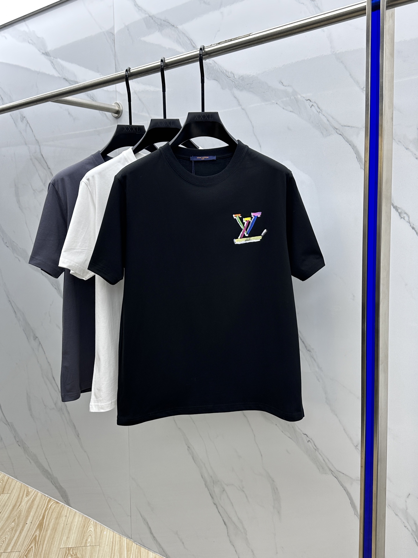 NO:123623,Louis Vuitton·Louis Vuitton 2025 spring and summer new men's short-sleeved T-shirt round neck, a new upgraded versatile basic style, low-key and luxurious, and a choice of character!  Made of imported fabrics, it has good moisture absorption, comfortable and breathable, enjoys a light and relaxed and comfortable wearing experience, with super vertical performance. It has a strong sense of art and the iconic logo letter pattern design, with meticulous craftsmanship and high recognition, showing the new brand culture!  Classic perfect layout design, precise and in place for cutting. Simple and atmospheric style, and can show fashionable charm in daily leisure life. Se original single size S-XXL, louis vuitton, louis vuitton, T-shirt,tees, t-shirt,alexander wang19860909Louis Vuitton·路易威登 2025春夏新款男士短袖T恤圆领,全新升级百搭基础款,低调奢华,品格之选！甄选进口面料打造而成,吸湿性好,舒适透气,享受轻薄轻松自在的穿着体验,有着超强的垂直性能 艺术感极强标志性logo字母图案设计,工艺细致,辨识度极高,展现全新品牌文化！经典完美版型设计,在裁剪上精准到位.简约大气风格,又能在日常休闲生活中展现时尚魅力. Se原单出品 尺码S-XXL,,louis vuitton,louis vuitton,T-shirt,tees，t-shirt,alexander wang,Men's clothing