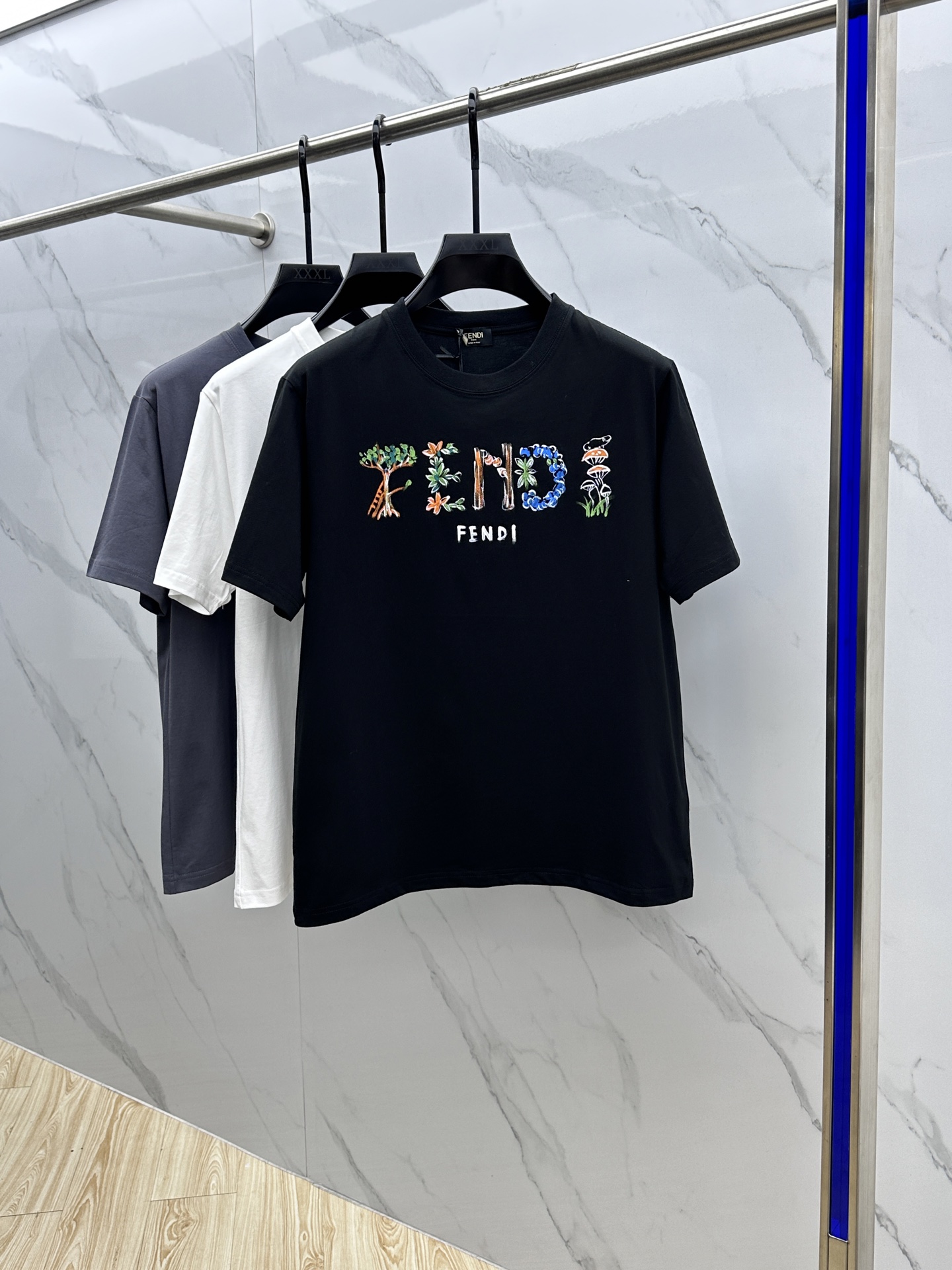 NO:123626,Fendi · Fendi 2025 spring and summer new men's short-sleeved T-shirt round neck, a newly upgraded versatile basic style, low-key and luxurious, and a choice of character!  Made of imported fabrics, it has good moisture absorption, comfortable and breathable, enjoys a light and relaxed and comfortable wearing experience, with super vertical performance. It has a strong sense of art and the iconic logo letter pattern design, with meticulous craftsmanship and high recognition, showing the new brand culture!  Classic perfect layout design, precise and in place for cutting. Simple and atmospheric style, and can show fashionable charm in daily leisure life. Original production of Se S-XXL,,fendi,fendi,T-shirt,tees,t-shirt,alexander wang19860909Fendi·芬迪 2025春夏新款男士短袖T恤圆领,全新升级百搭基础款,低调奢华,品格之选！甄选进口面料打造而成,吸湿性好,舒适透气,享受轻薄轻松自在的穿着体验,有着超强的垂直性能 艺术感极强标志性logo字母图案设计,工艺细致,辨识度极高,展现全新品牌文化！经典完美版型设计,在裁剪上精准到位.简约大气风格,又能在日常休闲生活中展现时尚魅力. Se原单出品 尺码S-XXL,,fendi,fendi,T-shirt,tees，t-shirt,alexander wang,Men's clothing