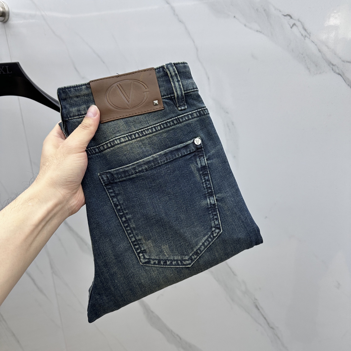 NO:123621,VLTN* Valentino High-end customization, the latest jeans in early spring 2025 are released simultaneously on the counter. Original custom reproduction. Customer-supplied hardware and accessories. Original quality. Imported denim fabrics are highly elastic. Heavy industry washing. Fine workmanship and excellent upper body!  Preferred single product produced by AD Number of codes 29-38 No 35.37, valentino, jeans, alexander wang19860909VLTN*华伦天奴 高端定制、2025早春最新款牛仔裤 柜台同步发售 原版定制复刻 客供五金辅料 原单品质 进口牛仔面料高弹力 重工洗水 做工走线精细 上身绝佳！优选单品 AD出品 码数29-38无35.37,,valentino,jeans,alexander wang,Men's clothing