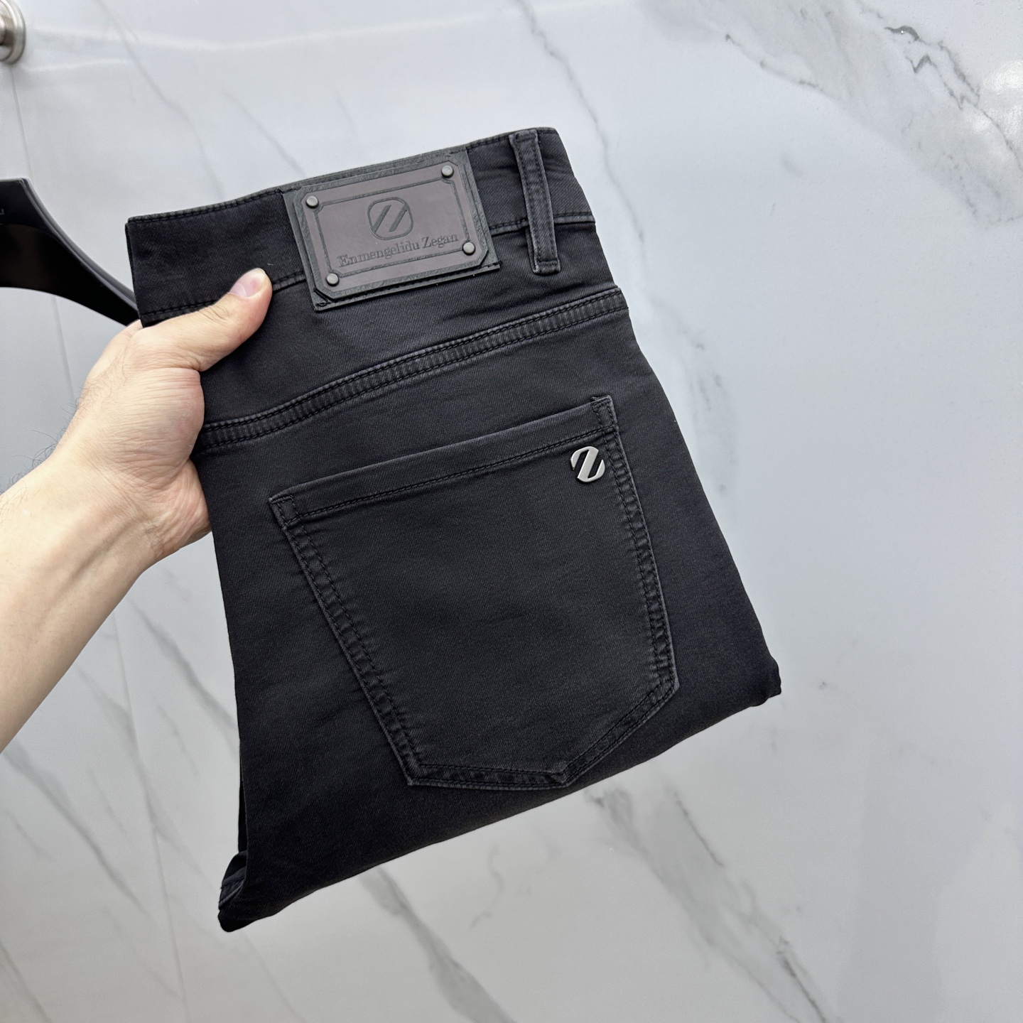 NO:123630,ZEGNA·Jenia High-end customization, the latest jeans in early spring 2025 are released simultaneously on the counter. Original custom reproduction. Customer-supplied hardware and accessories. Original quality. Imported denim fabrics are highly elastic. Heavy industrial washing. Fine workmanship and excellent upper body!  Preferred single product produced by AD Number of codes 29-38 No 35.37, zegna, jeans, alexander wang19860909ZEGNA·杰尼亚 高端定制、2025早春最新款牛仔裤 柜台同步发售 原版定制复刻 客供五金辅料 原单品质 进口牛仔面料高弹力 重工洗水 做工走线精细 上身绝佳！优选单品 AD出品 码数29-38无35.37,,zegna,jeans,alexander wang,Men's clothing