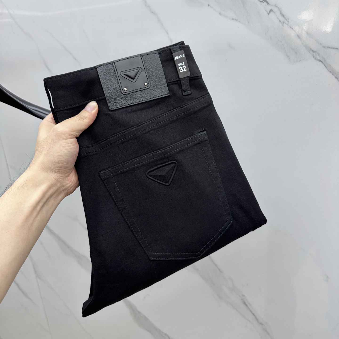 NO:123633,Prada·Prada High-end customization, the latest jeans in early spring 2025 are released simultaneously on the counter. Original custom reproduction. Customer-supplied hardware and accessories. Original quality. Imported denim fabrics are highly elastic. Heavy industrial washing. Fine workmanship and excellent upper body!  Preferred single product produced by AD Number of codes 29-38 No 35.37, prada, prada, jeans, alexander wang19860909Prada·普拉达 高端定制、2025早春最新款牛仔裤 柜台同步发售 原版定制复刻 客供五金辅料 原单品质 进口牛仔面料高弹力 重工洗水 做工走线精细 上身绝佳！优选单品 AD出品 码数29-38无35.37,,prada,prada,jeans,alexander wang,Men's clothing