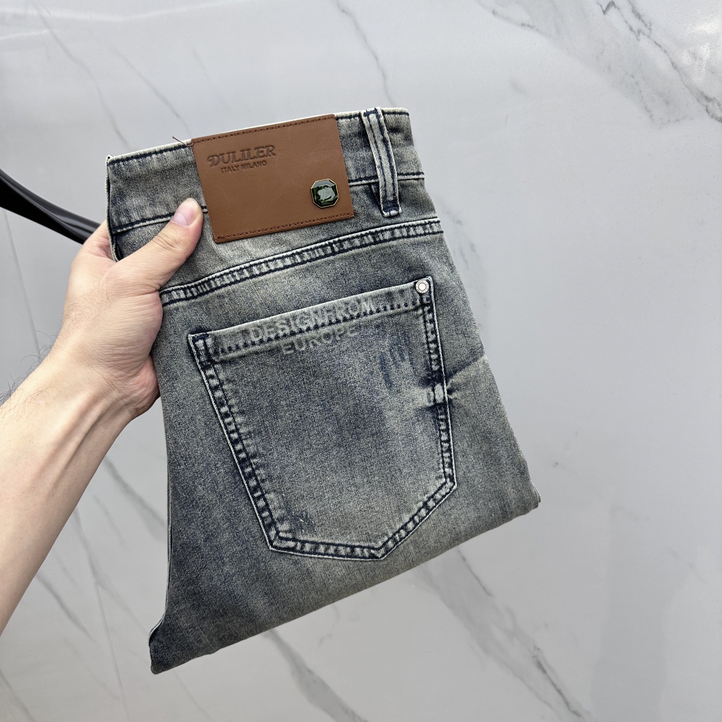 NO:123636,DULL* High-end customization, the latest jeans in early spring 2025 are released simultaneously on the counter. Original customization reproduction. Customer-supplied hardware and accessories. Original quality. Imported denim fabrics are highly elastic. Heavy industrial washing. Fine workmanship and excellent upper body!  Preferred single product produced by AD Number of codes 29-38 No 35.37, jeans, alexander wang19860909DULL* 高端定制、2025早春最新款牛仔裤 柜台同步发售 原版定制复刻 客供五金辅料 原单品质 进口牛仔面料高弹力 重工洗水 做工走线精细 上身绝佳！优选单品 AD出品 码数29-38无35.37,,jeans,alexander wang,Men's clothing