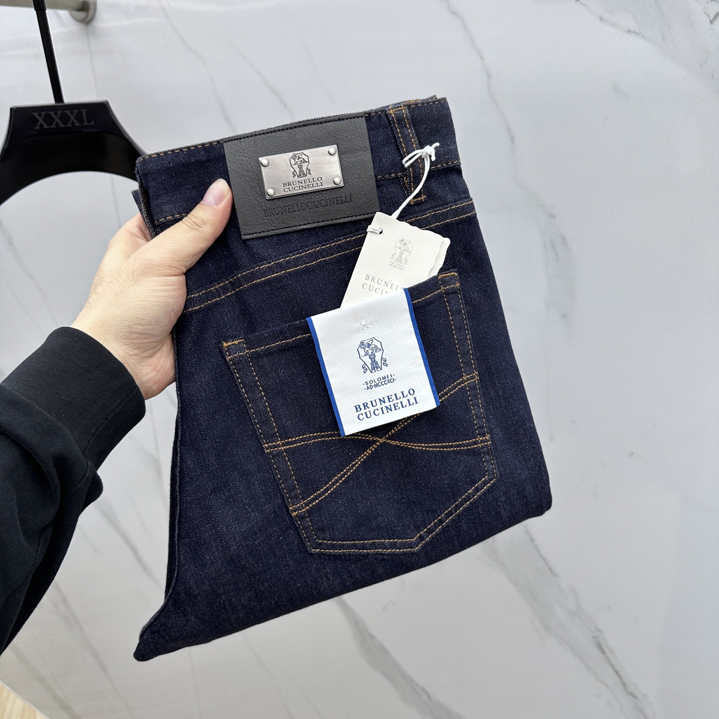 NO:123642,BC high-end customization, the latest jeans in early spring 2025 are released simultaneously on the counter. Original customization replicas. Customer-supplied hardware and accessories. Original quality. Imported denim fabrics are highly elastic. Heavy industry washing. Fine workmanship and excellent upper body!  Preferred single product produced by AX, code number 30-40 without 37.39, jeans, alexander wang19860909BC 高端定制、2025早春最新款牛仔裤 柜台同步发售 原版定制复刻 客供五金辅料 原单品质 进口牛仔面料高弹力 重工洗水 做工走线精细 上身绝佳！优选单品 AX出品 码数30-40无37.39,,jeans,alexander wang,Men's clothing