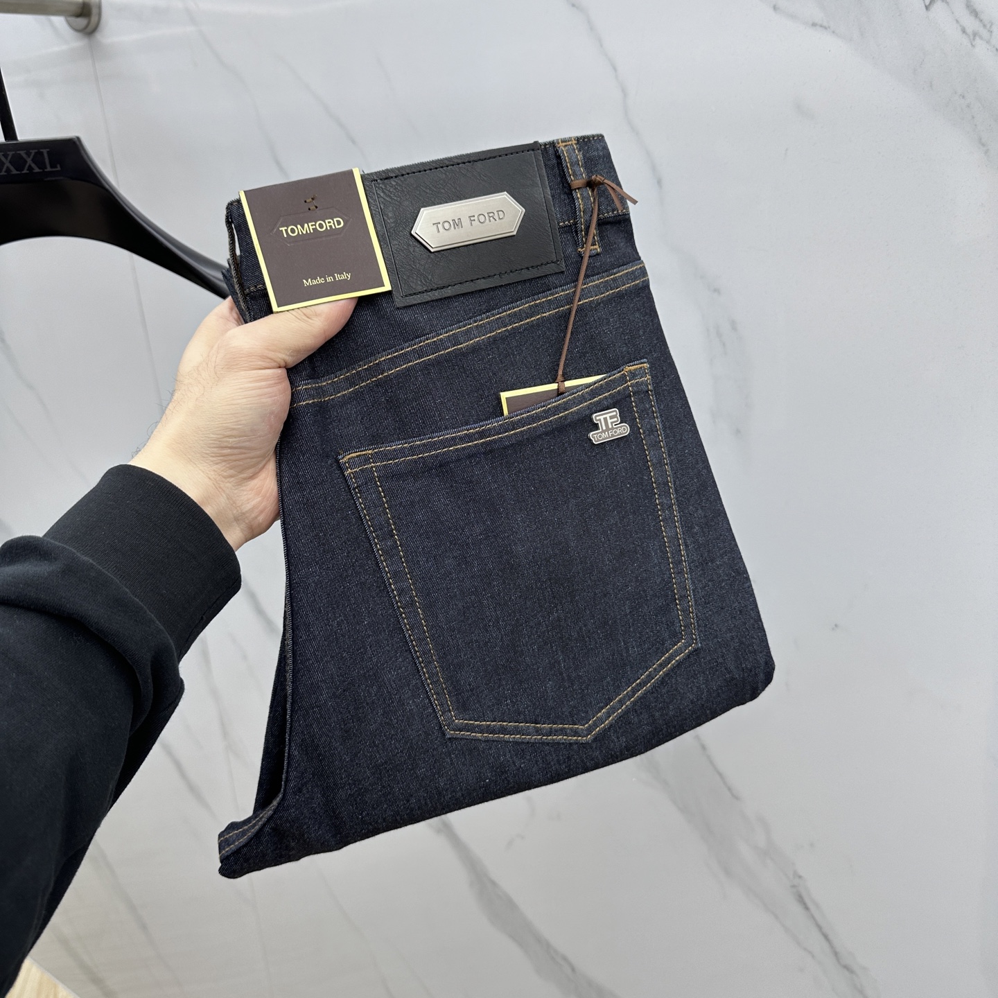 NO:123639,TOP FORD High-end customization, the latest jeans in early spring 2025 are released simultaneously on the counter. Original customization reproduction. Customer-supplied hardware and accessories. Original quality. Imported denim fabrics are highly elastic. Heavy industry washing. Fine workmanship and excellent upper body!  Preferred single product produced by AX, number of codes 30-40, no 37. 39,,jeans,alexander wang19860909TOP FORD 高端定制、2025早春最新款牛仔裤 柜台同步发售 原版定制复刻 客供五金辅料 原单品质 进口牛仔面料高弹力 重工洗水 做工走线精细 上身绝佳！优选单品 AX出品 码数30-40无37. 39,,jeans,alexander wang,Men's clothing