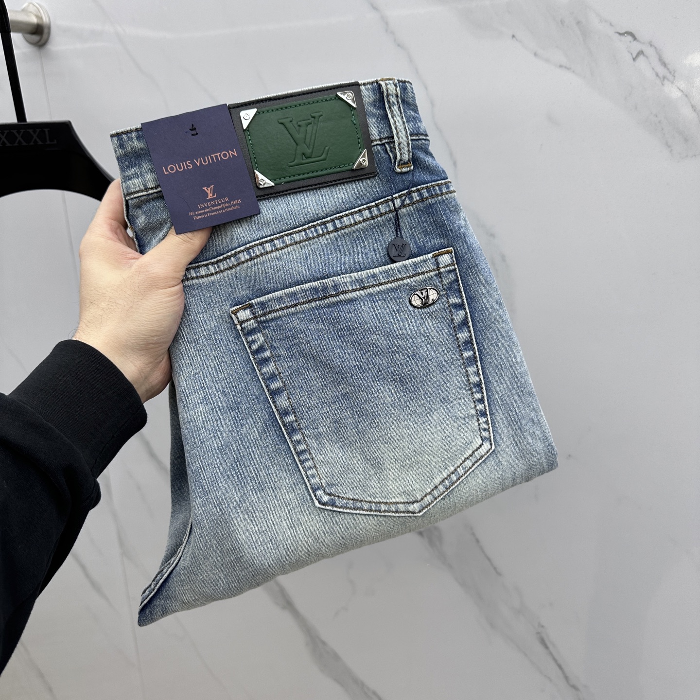 NO:123617,Louis Vuitton·Louis Vuitton High-end customization, the latest jeans in early spring 2025 are released simultaneously on the counter. Original custom reproduction. Customer-supplied hardware and accessories. Original quality. Imported denim fabrics are highly elastic. Heavy industry washing. Fine workmanship and excellent upper body!  Preferred single product produced by AX, number of codes 30-40, no 37. 39,,louis vuitton,louis vuitton,jeans,alexander wang19860909Louis Vuitton·路易威登 高端定制、2025早春最新款牛仔裤 柜台同步发售 原版定制复刻 客供五金辅料 原单品质 进口牛仔面料高弹力 重工洗水 做工走线精细 上身绝佳！优选单品 AX出品 码数30-40无37. 39,,louis vuitton,louis vuitton,jeans,alexander wang,Men's clothing