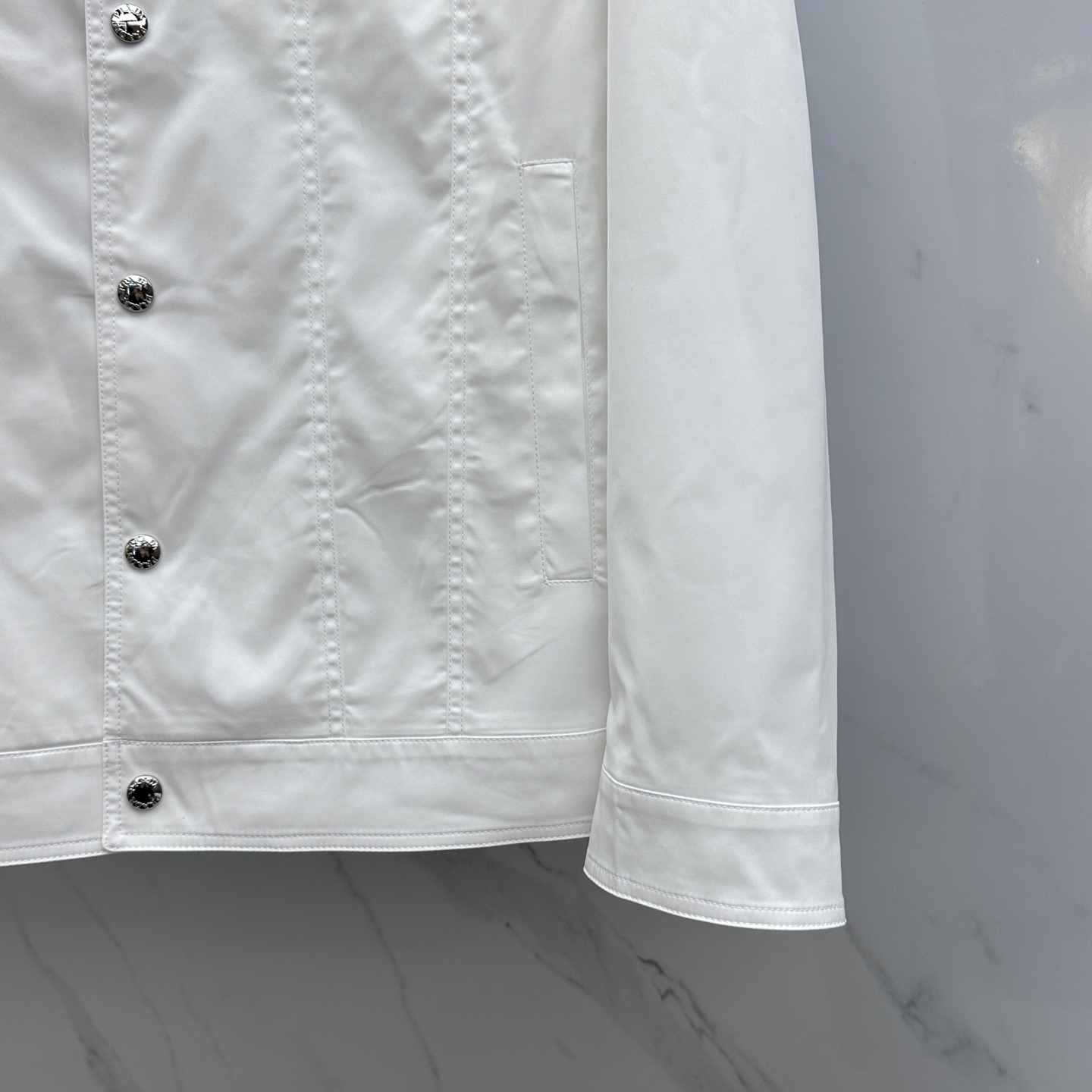 。 🆕PRADA·普拉达 2025ss早春新款P家翻领夹克外套，春款外套！简洁大方的设计风格，穿上就是舒