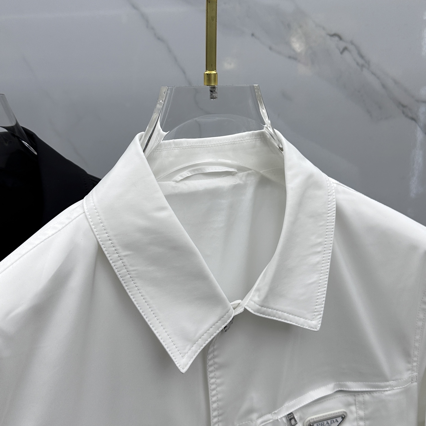 。 🆕PRADA·普拉达 2025ss早春新款P家翻领夹克外套，春款外套！简洁大方的设计风格，穿上就是舒