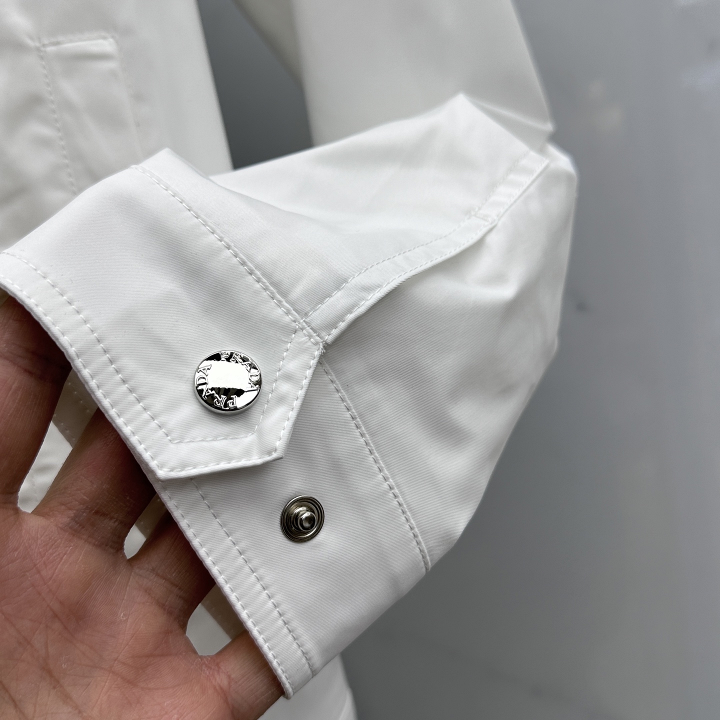 。 🆕PRADA·普拉达 2025ss早春新款P家翻领夹克外套，春款外套！简洁大方的设计风格，穿上就是舒