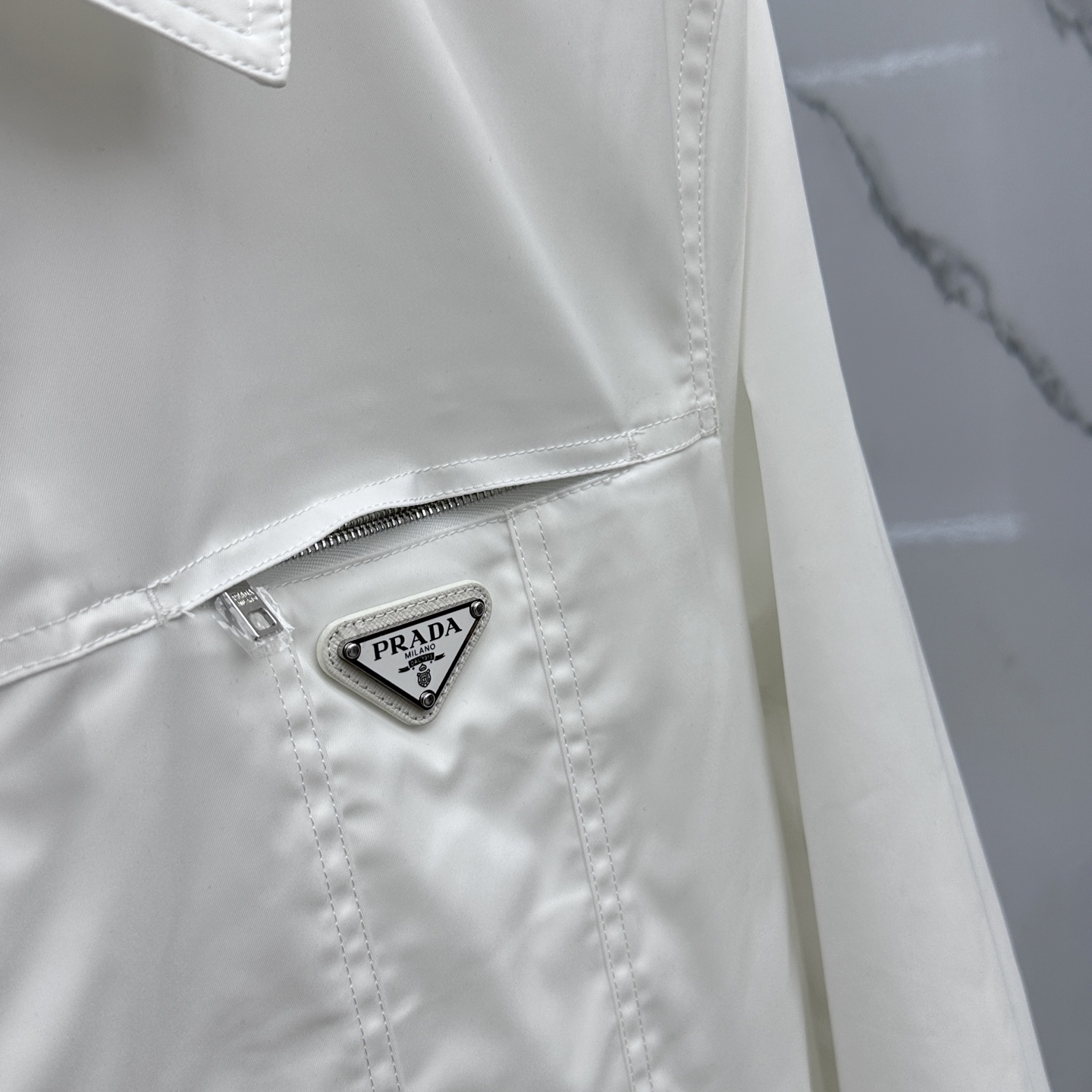 。 🆕PRADA·普拉达 2025ss早春新款P家翻领夹克外套，春款外套！简洁大方的设计风格，穿上就是舒