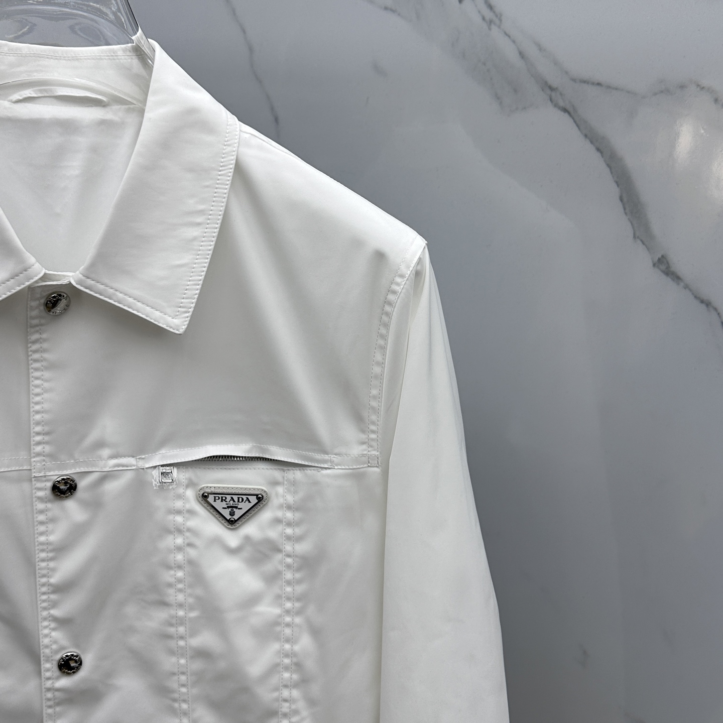 。 🆕PRADA·普拉达 2025ss早春新款P家翻领夹克外套，春款外套！简洁大方的设计风格，穿上就是舒