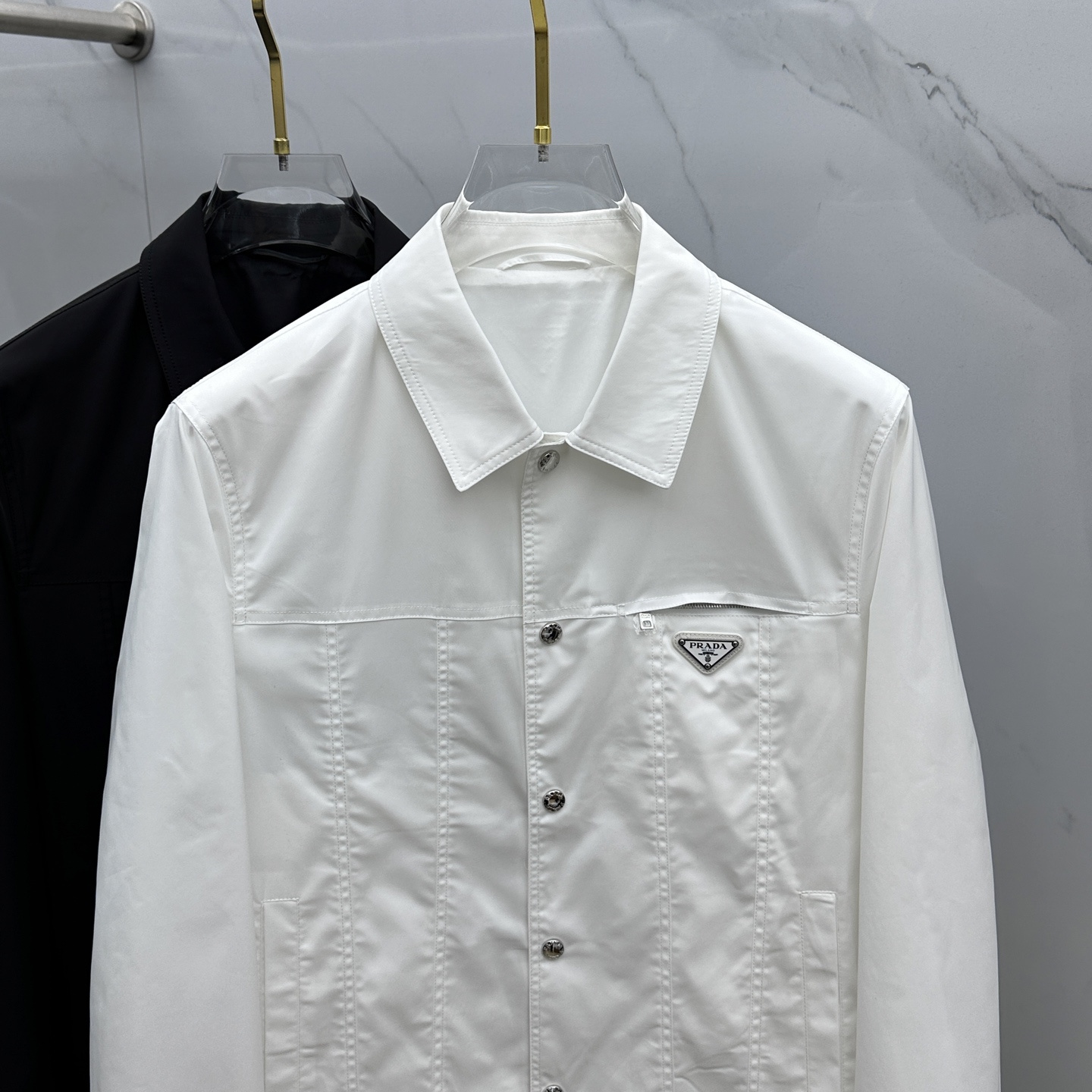 。 🆕PRADA·普拉达 2025ss早春新款P家翻领夹克外套，春款外套！简洁大方的设计风格，穿上就是舒