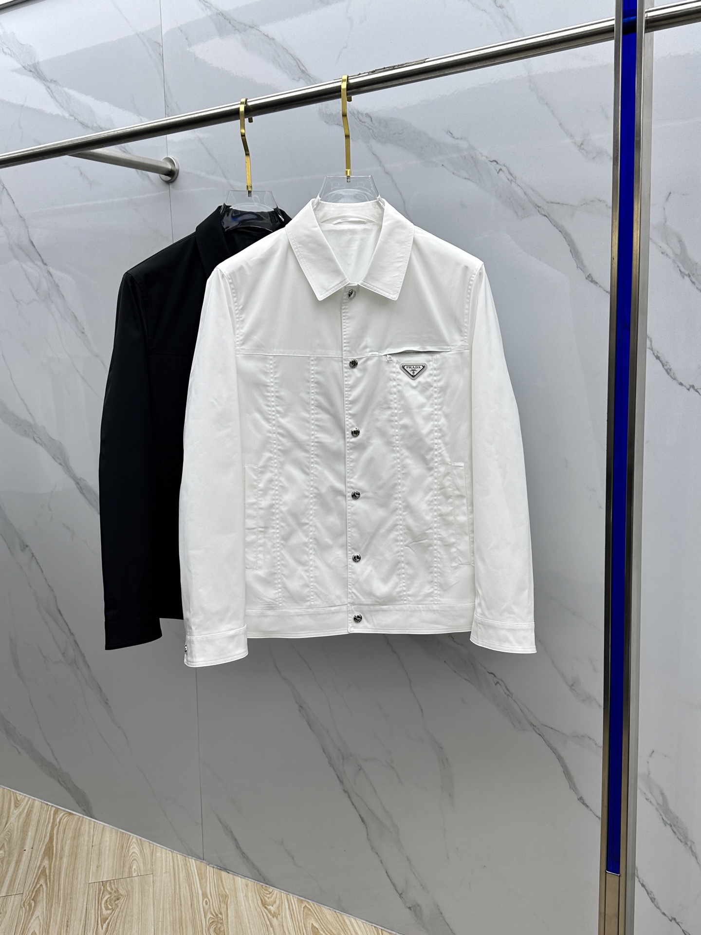 。 🆕PRADA·普拉达 2025ss早春新款P家翻领夹克外套，春款外套！简洁大方的设计风格，穿上就是舒