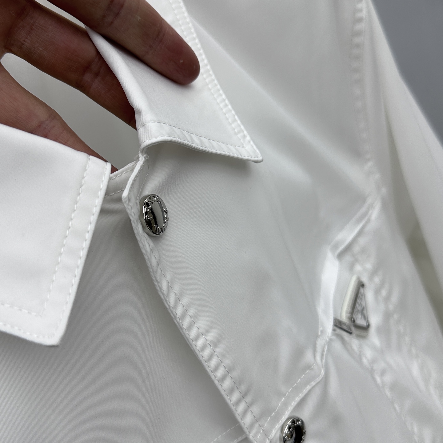 。 🆕PRADA·普拉达 2025ss早春新款P家翻领夹克外套，春款外套！简洁大方的设计风格，穿上就是舒