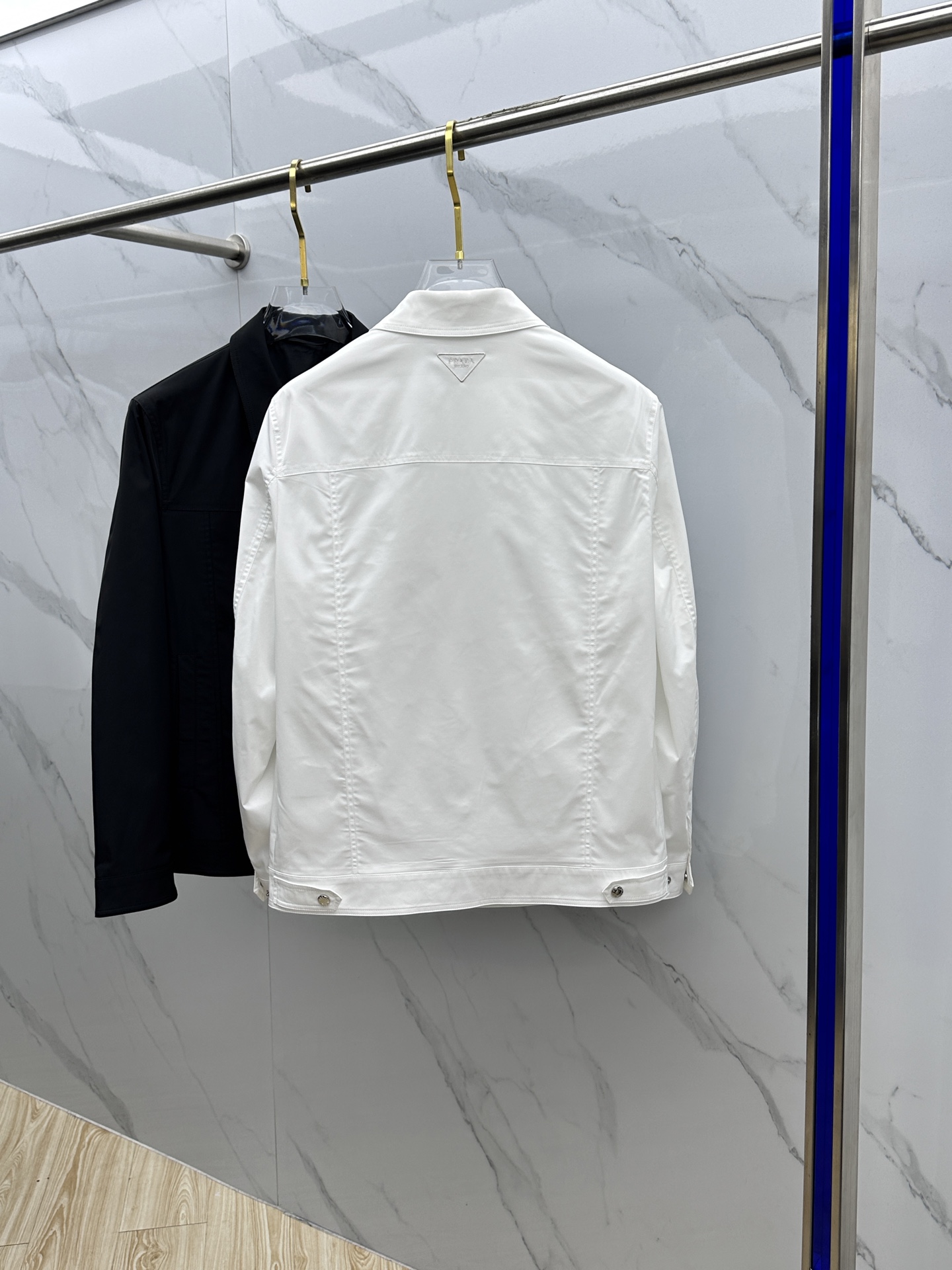 。 🆕PRADA·普拉达 2025ss早春新款P家翻领夹克外套，春款外套！简洁大方的设计风格，穿上就是舒