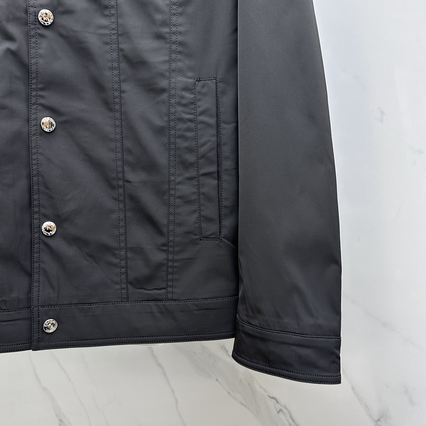 。 🆕PRADA·普拉达 2025ss早春新款P家翻领夹克外套，春款外套！简洁大方的设计风格，穿上就是舒