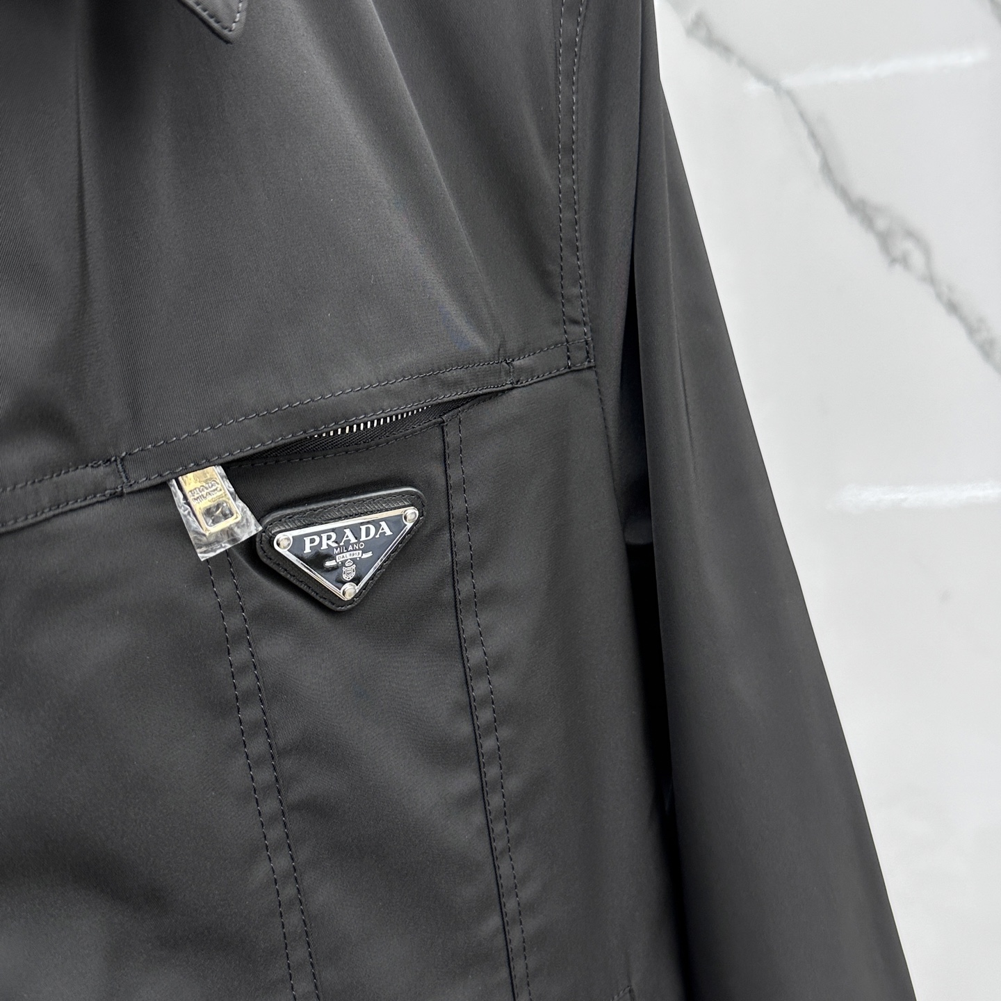 。 🆕PRADA·普拉达 2025ss早春新款P家翻领夹克外套，春款外套！简洁大方的设计风格，穿上就是舒