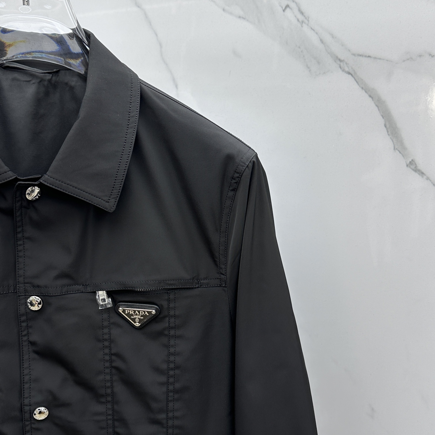 。 🆕PRADA·普拉达 2025ss早春新款P家翻领夹克外套，春款外套！简洁大方的设计风格，穿上就是舒