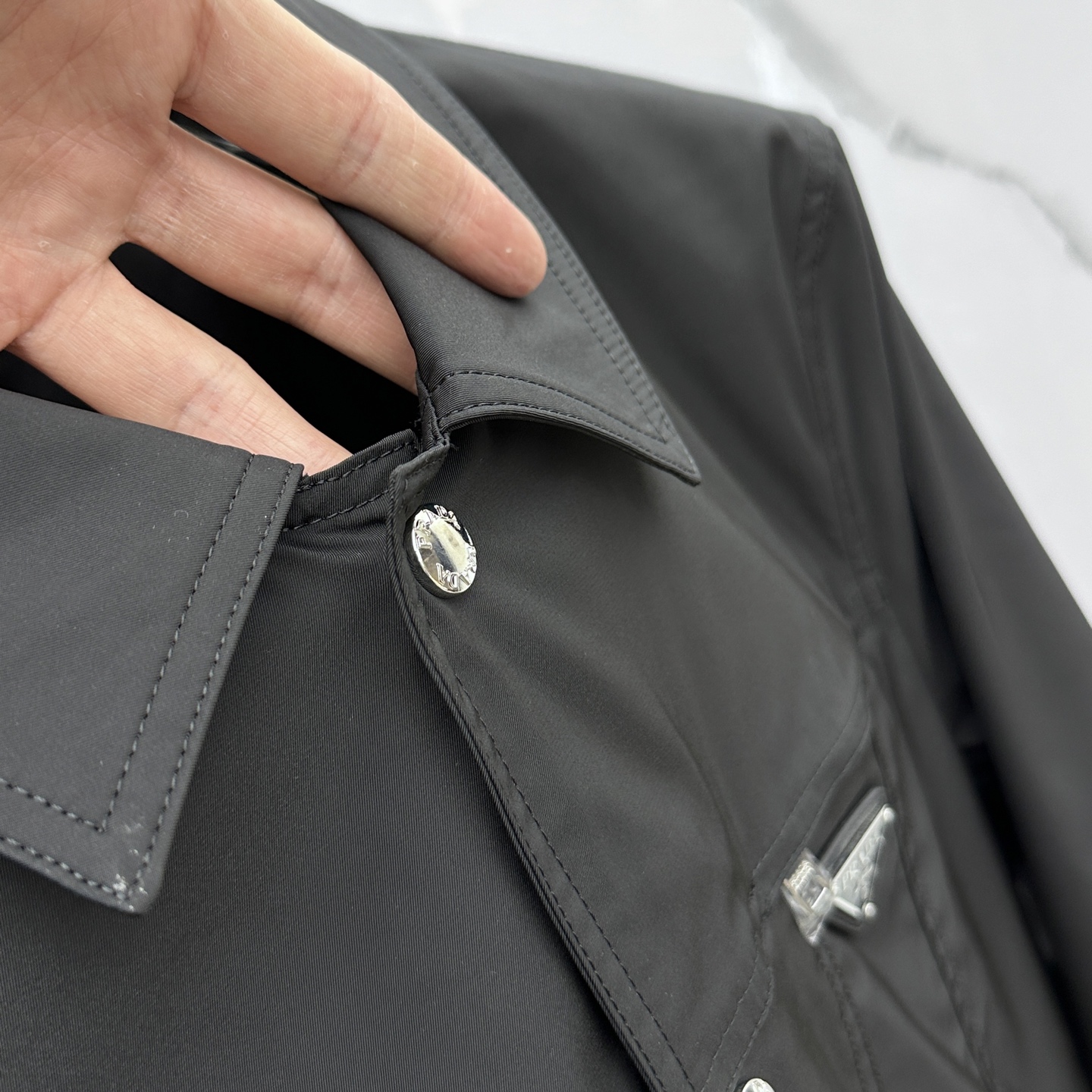 。 🆕PRADA·普拉达 2025ss早春新款P家翻领夹克外套，春款外套！简洁大方的设计风格，穿上就是舒