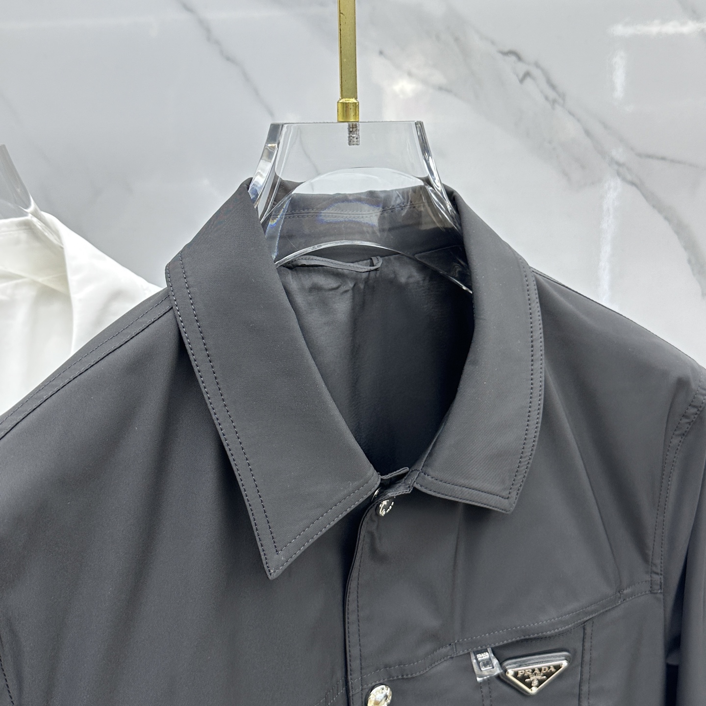 。 🆕PRADA·普拉达 2025ss早春新款P家翻领夹克外套，春款外套！简洁大方的设计风格，穿上就是舒