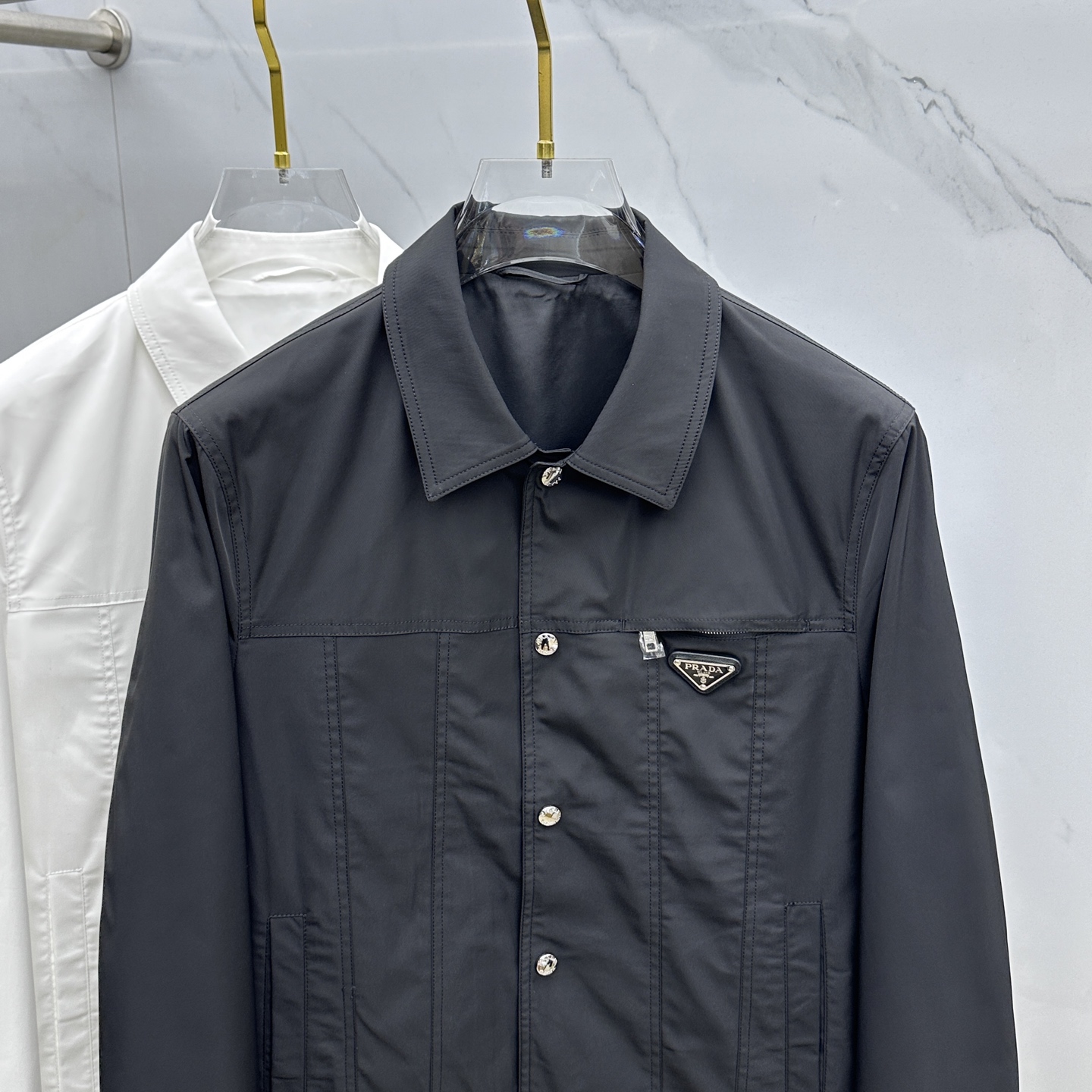 。 🆕PRADA·普拉达 2025ss早春新款P家翻领夹克外套，春款外套！简洁大方的设计风格，穿上就是舒