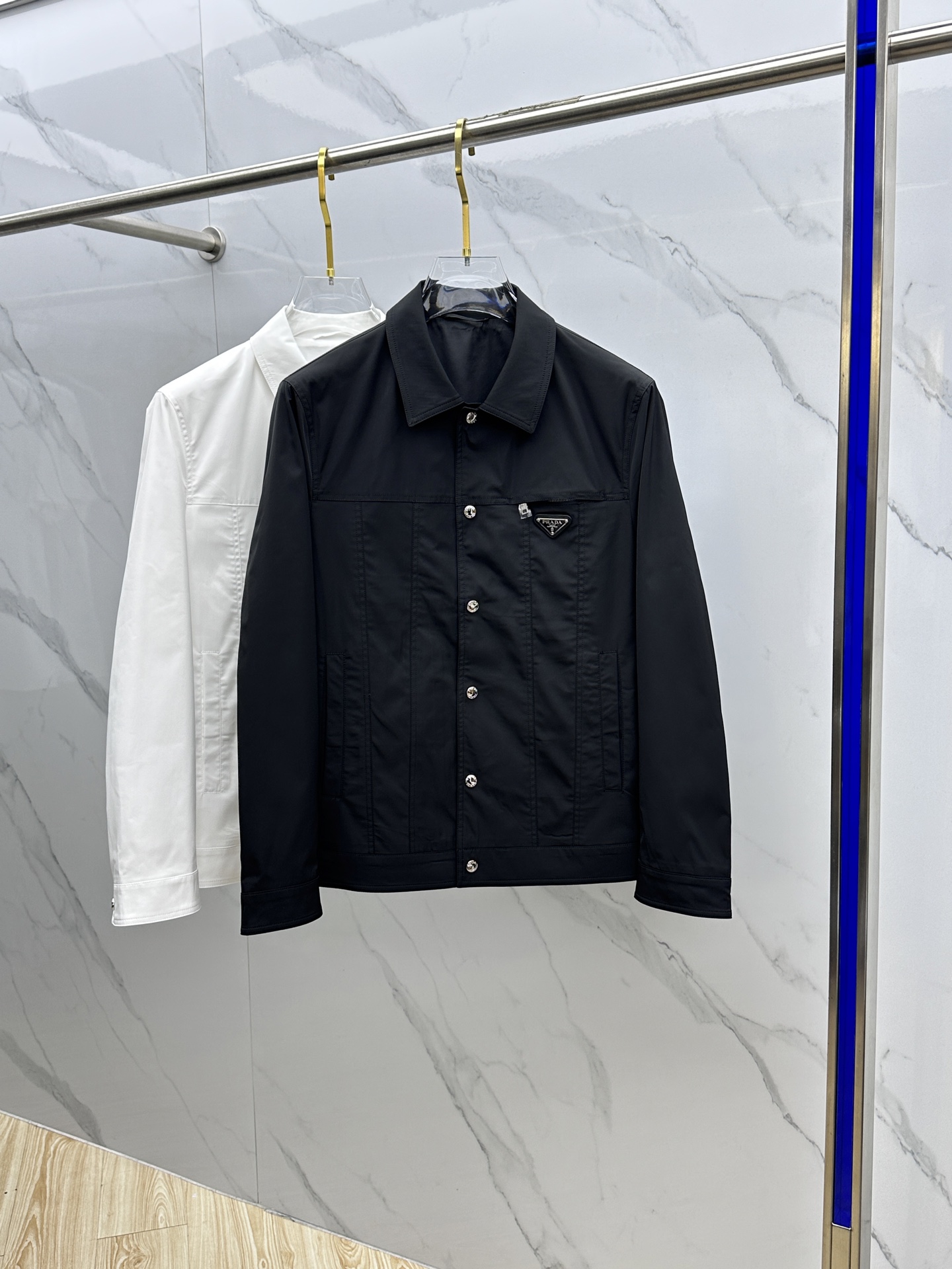 。 🆕PRADA·普拉达 2025ss早春新款P家翻领夹克外套，春款外套！简洁大方的设计风格，穿上就是舒