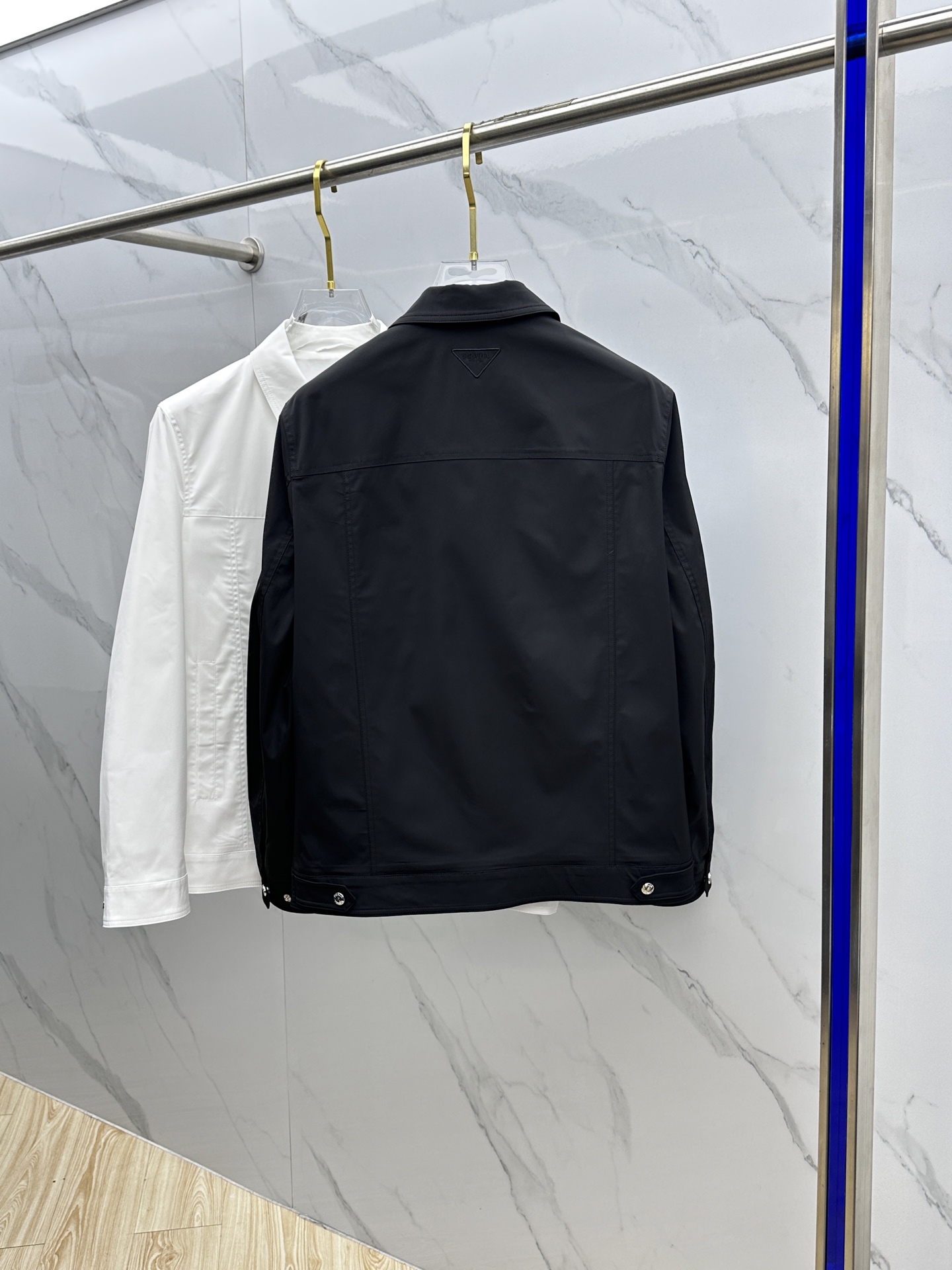 。 🆕PRADA·普拉达 2025ss早春新款P家翻领夹克外套，春款外套！简洁大方的设计风格，穿上就是舒