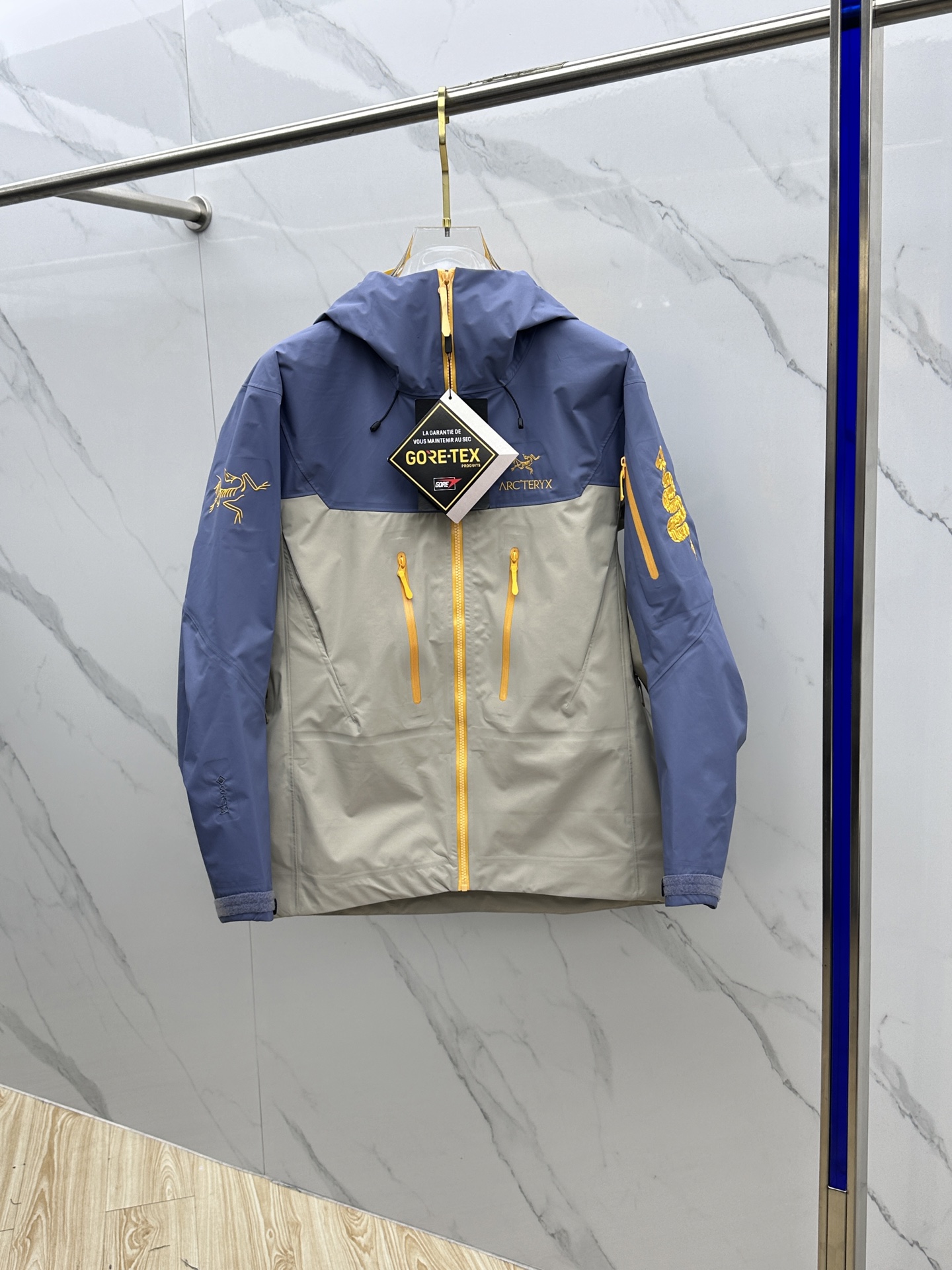 NO:141720,Arc’teryx·Architecture Bird, Snake Year Limited Edition, ARC’TERYX aha SV King-explosive Model, Golden Python Shock Clothes!  As we all know, a windbreaker with the twelve zodiac signs is released every year!  The limited edition of the snake year is a gold color suitable for Chinese people, a gold label on the chest, a pattern embroidered with sleeves, a scale of the hat, and a 