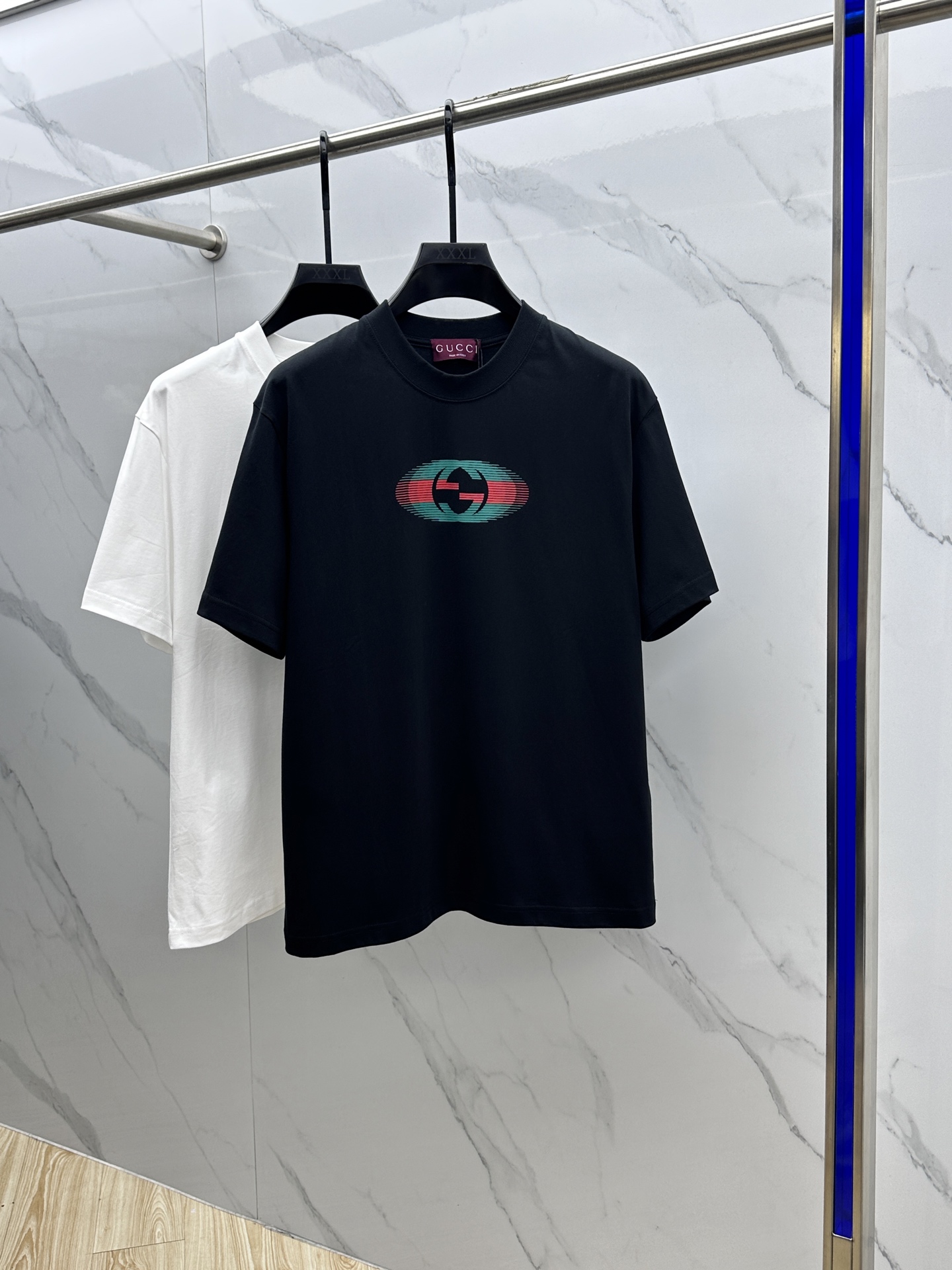 NO:127904,Gucci · Gucci 2025FW spring and summer new round neck base T-shirt, three-dimensional logo micro-contour half-sleeved 260g active cotton base T-shirt, cotton, feel glutinous and skin-skinned, soft and tough. Processing, toughness and wrinkle resistance have been greatly improved. The micro-contour tailoring is very well-equipped, and the Belling embroidery contrasting GG logo on the chest is extremely recognizable. A must-have item for single-wearing base. Men and women's same size xh code number xs-xl,,gucci,gucci,tees, t-shirt,alexander wang19860909Gucci·古驰 2025FW春夏新品圆领打底外穿T恤,立体感logo微廓形半袖260克活性纯棉打底T恤,棉,手感面糯有骨感,柔而有韧性.工艺处理,韧性和抗皱性能得到大幅度提高.微廓形剪裁很到位,胸前百灵达刺绣撞色GG标识,辨识度极高.单穿打底必备单品. 男女同款xh 码数xs-xl,,gucci,gucci,tees，t-shirt,alexander wang,Men's clothing