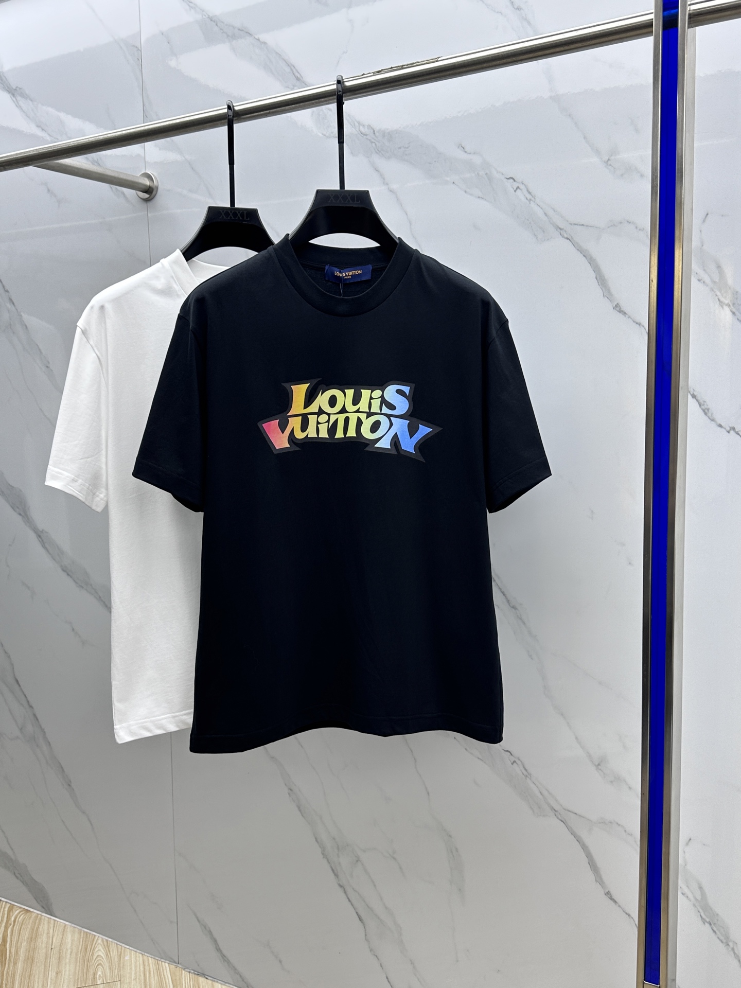 NO:127907,Louis Vuitton·Louis Vuitton 2025FW spring and summer new round neck bottoming T-shirt, three-dimensional logo micro-contour half-sleeved 260g active cotton base T-shirt, cotton, feel glutinous and skin-skinned, soft and tough. Processing, toughness and wrinkle resistance have been greatly improved. The micro-contour tailoring is very well-equipped, and the chest logo is three-dimensional, with extremely high recognition. A must-have item for single-wear base. Men and women's same size xh code number xs-xl,,louis vuitton,louis vuitton,tees,t-shirt,alexander wang19860909Louis Vuitton·路易威登 2025FW春夏新品圆领打底外穿T恤,立体感logo微廓形半袖260克活性纯棉打底T恤,棉,手感面糯有骨感,柔而有韧性.工艺处理,韧性和抗皱性能得到大幅度提高.微廓形剪裁很到位,胸前logo立体印花,辨识度极高.单穿打底必备单品. 男女同款xh 码数xs-xl,,louis vuitton,louis vuitton,tees，t-shirt,alexander wang,Men's clothing