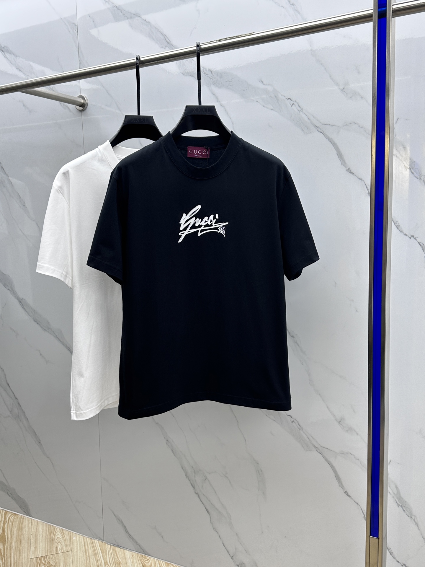 NO:127910,Gucci · Gucci 2025FW spring and summer new round neck bottoming T-shirt, three-dimensional logo micro-contour half-sleeved 260g active cotton base T-shirt, cotton, feel glutinous and skin-skinned, soft and tough. Processing, toughness and wrinkle resistance have been greatly improved. The micro-contour tailoring is very well-equipped, and the chest logo is three-dimensional, with extremely high recognition. Three-standard logo, a must-have for single-wear base. The same model for men and women xh codes xs-xl,,gucci,gucci,tees, t-shirt,alexander wang19860909Gucci·古驰 2025FW春夏新品圆领打底外穿T恤,立体感logo微廓形半袖260克活性纯棉打底T恤,棉,手感面糯有骨感,柔而有韧性.工艺处理,韧性和抗皱性能得到大幅度提高.微廓形剪裁很到位,胸前logo立体印花,辨识度极高.三标齐全,单穿打底必备单品. 男女同款xh 码数xs-xl,,gucci,gucci,tees，t-shirt,alexander wang,Men's clothing