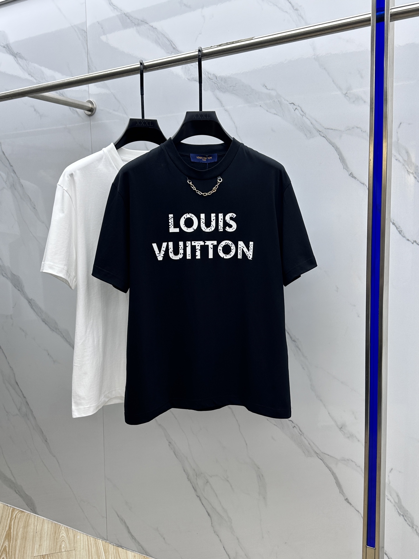 NO:127912,Louis Vuitton·Louis Vuitton 2025FW spring and summer new round neck bottoming T-shirt, three-dimensional logo micro-contour half-sleeved 260g active cotton base T-shirt, cotton, feel glutinous and skin-skinned, soft and tough. Processing, toughness and wrinkle resistance have been greatly improved. The micro-contour tailoring is very well-equipped, the chest logo is three-dimensional printing, decorative chain, and has a very high recognition. The three-standard logo is complete, and the single-skinned base must be used. The same model for men and women xh codes xs-xl,,louis vuitton,louis vuitton,tees,t-shirt,alexander wang19860909Louis Vuitton·路易威登 2025FW春夏新品圆领打底外穿T恤,立体感logo微廓形半袖260克活性纯棉打底T恤,棉,手感面糯有骨感,柔而有韧性.工艺处理,韧性和抗皱性能得到大幅度提高.微廓形剪裁很到位,胸前logo立体印花,装饰链条,辨识度极高.三标齐全,单穿打底必备单品. 男女同款xh 码数xs-xl,,louis vuitton,louis vuitton,tees，t-shirt,alexander wang,Men's clothing