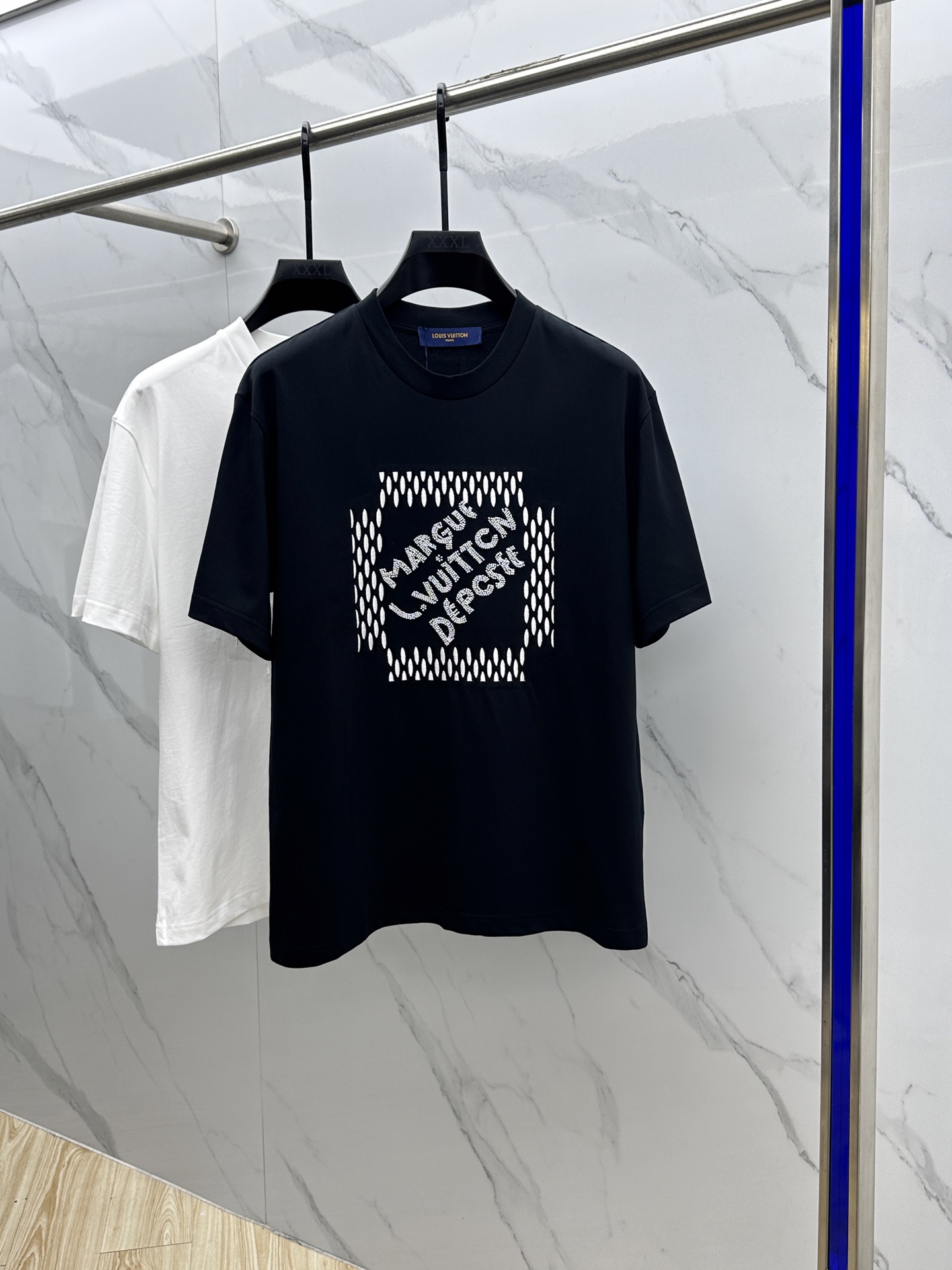 NO:127913,Louis Vuitton·Louis Vuitton 2025FW spring and summer new round neck base-outdoor T-shirt, three-dimensional logo micro-contour half-sleeved 260g active cotton base T-shirt, cotton, feel glutinous and skin-skinned, soft and tough. Processing, toughness and wrinkle resistance have been greatly improved. The micro-contour tailoring is very well-equipped, and the chest logo is three-dimensional embroidery and beads. The recognition is very high. The three-standard logo is complete, and the single-skinned base must be equipped. The same style for men and women xh codes xs-xl,,louis vuitton,louis vuitton,tees,t-shirt,alexander wang19860909Louis Vuitton·路易威登 2025FW春夏新品圆领打底外穿T恤,立体感logo微廓形半袖260克活性纯棉打底T恤,棉,手感面糯有骨感,柔而有韧性.工艺处理,韧性和抗皱性能得到大幅度提高.微廓形剪裁很到位,胸前logo立体刺绣串珠.辨识度极高.三标齐全,单穿打底必备单品. 男女同款xh 码数xs-xl,,louis vuitton,louis vuitton,tees，t-shirt,alexander wang,Men's clothing