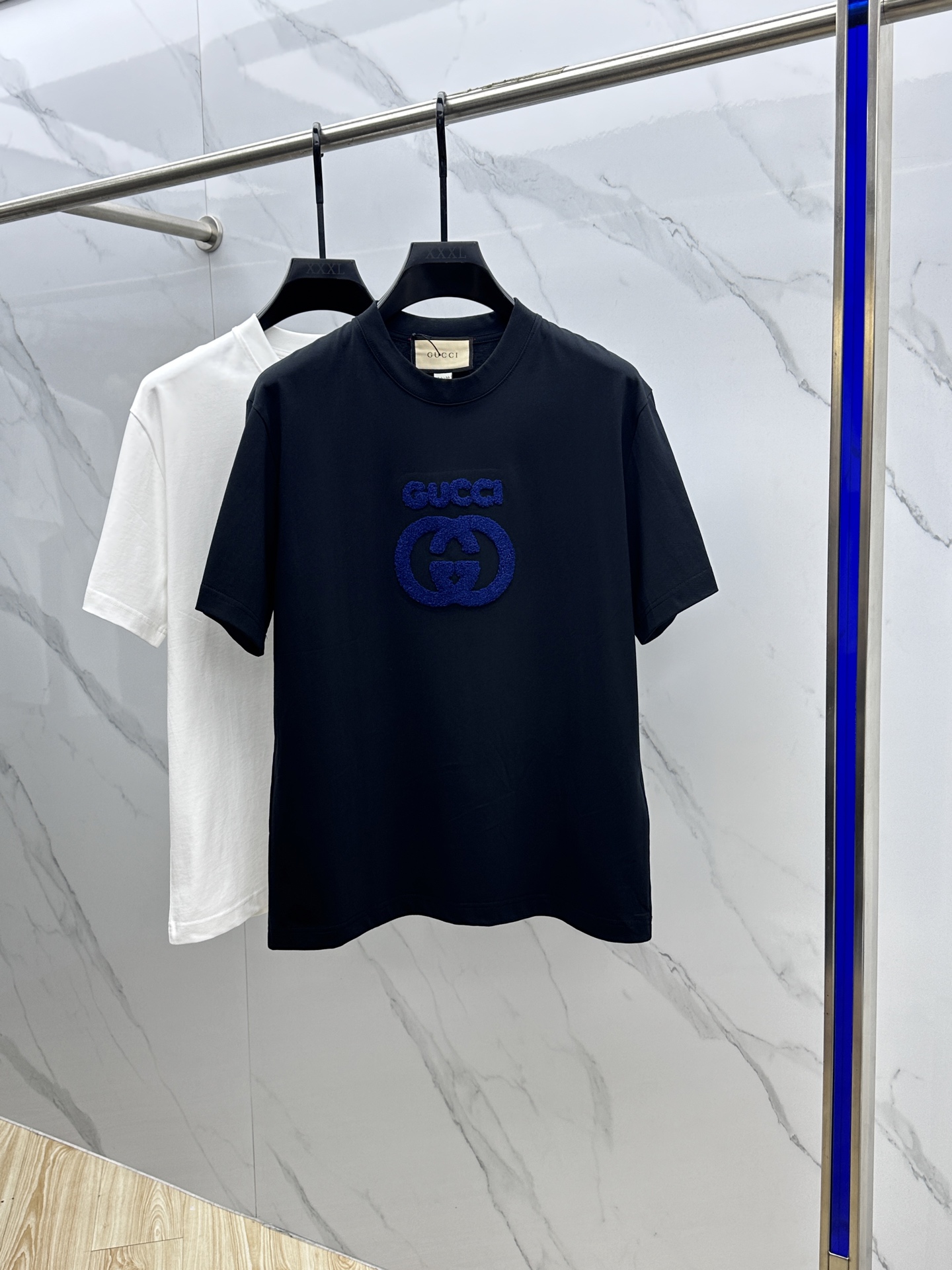 NO:149953,Gucci · Gucci 2025FW spring and summer new round neck bottoming T-shirt, three-dimensional logo micro-contour half-sleeved 260g active cotton base T-shirt, cotton, feel glutinous and skin-skinned, soft and tough. Processing, toughness and wrinkle resistance have been greatly improved. The micro-contour tailoring is very good, the chest logo is three-dimensional, and the recognition is very high. Three-standards are complete, and the single-skinned base must be used. Men and women's same model xh code xs-xl,,gucci,gucci,tees, t-shirt,alexander wang19860909Gucci·古驰 2025FW春夏新品圆领打底外穿T恤,立体感logo微廓形半袖260克活性纯棉打底T恤,棉,手感面糯有骨感,柔而有韧性.工艺处理,韧性和抗皱性能得到大幅度提高.微廓形剪裁很到位,胸前logo立体,辨识度极高.三标齐全,单穿打底必备单品. 男女同款xh 码数xs-xl,,gucci,gucci,tees，t-shirt,alexander wang,Men's clothing