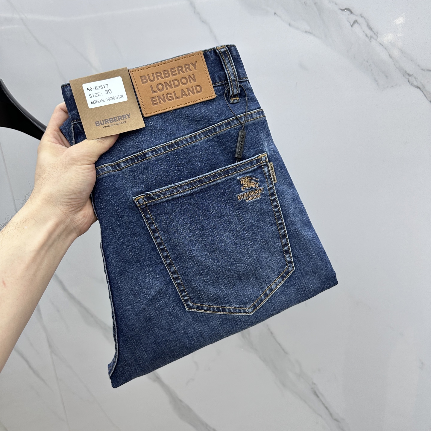 NO:133043,Burberry·Burberry High-end customization, the latest jeans in early spring 2025 are available at the counter simultaneously. Small foot style, imported color fixing fabrics, original custom reproduction, customer-supplied hardware and auxiliary materials, original quality, heavy industry washing, fine workmanship and excellent upper body!  Preferred single product AX original single product Number 30-40 35. None 37.39, burberry, burberry, jeans, alexander wang19860909Burberry·巴宝莉 高端定制、2025早春最新款牛仔裤 柜台同步发售 小脚版型,进口固色面料 原版定制复刻 客供五金辅料 原单品质 重工洗水 做工走线精细 上身绝佳！优选单品 AX原单出品 码数30-40 35.无37.39,,burberry,burberry,jeans,alexander wang,Men's clothing