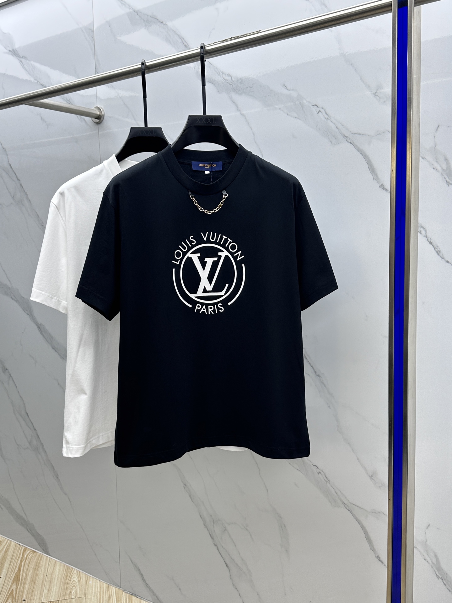 NO:134761,Louis Vuitton·Louis Vuitton 2025FW spring and summer new round neck bottoming T-shirt, three-dimensional logo micro-contour half-sleeved 260g active cotton base T-shirt, cotton, feel glutinous and skin-skinned, soft and tough. Processing, toughness and wrinkle resistance have been greatly improved. The micro-contour tailoring is very well-suited, the chest logo theme chain printing, extremely recognizable. The three-standard logo is complete, and the single-skin base must be used. The same model for men and women xh codes xs-xl,,louis vuitton,louis vuitton,tees,t-shirt,alexander wang19860909Louis Vuitton·路易威登 2025FW春夏新品圆领打底外穿T恤,立体感logo微廓形半袖260克活性纯棉打底T恤,棉,手感面糯有骨感,柔而有韧性.工艺处理,韧性和抗皱性能得到大幅度提高.微廓形剪裁很到位,胸前logo主题链条印花,辨识度极高.三标齐全,单穿打底必备单品. 男女同款xh 码数xs-xl,,louis vuitton,louis vuitton,tees，t-shirt,alexander wang,Men's clothing