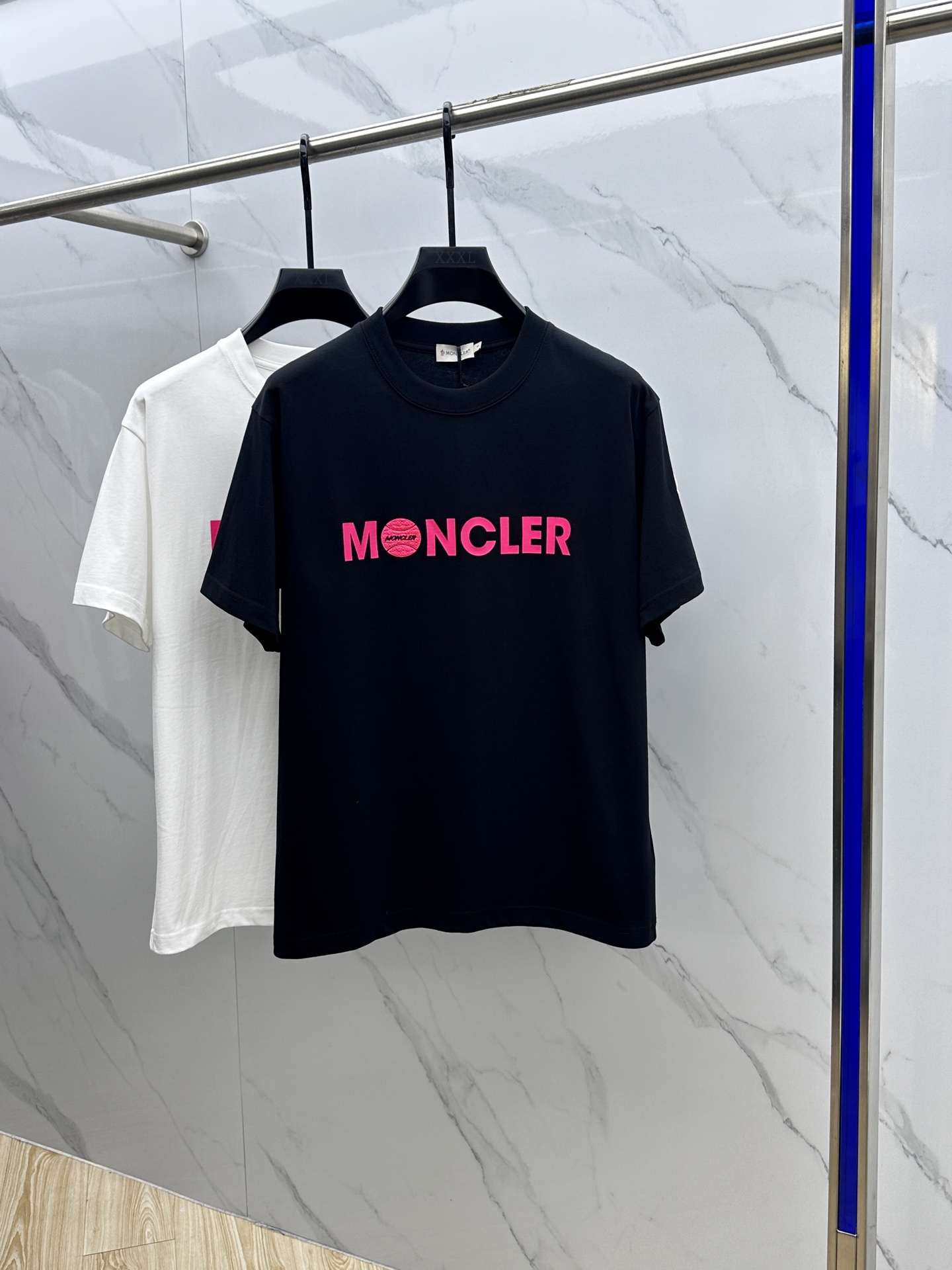 NO:134448,Moncler·Moncler 2025FW spring and summer new round neck base-outdoor T-shirt, three-dimensional logo micro-contour half-sleeved active pure cotton base T-shirt, cotton, feel glutinous and skin-skinned, soft and tough. Processing, toughness and wrinkle resistance have been greatly improved. The micro-contour tailoring is very well-placed, and the chest logo logo print and embroidery process is extremely recognizable. The three-standard logo is complete, and the single-skin base must be used. The same model for men and women, digits xs-L,,christian louboutin,Moncler,tees,t-shirt,alexander wang19860909Moncler·蒙口 2025FW春夏新品圆领打底外穿T恤,立体感logo微廓形半袖 活性纯棉打底T恤,棉,手感面糯有骨感,柔而有韧性.工艺处理,韧性和抗皱性能得到大幅度提高.微廓形剪裁很到位,胸前logo标识印花刺绣工艺,辨识度极高.三标齐全,单穿打底必备单品. 男女同款hei 码数xs-L,,christian louboutin,Moncler,tees，t-shirt,alexander wang,Men's clothing