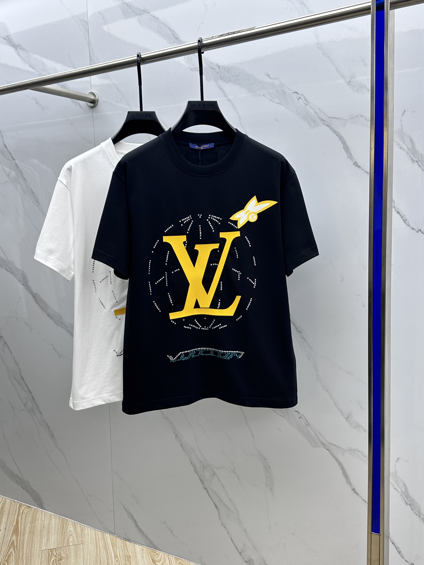 NO:134442,Louis Vuitton·Louis Vuitton 2025FW spring and summer new round neck base-outdoor T-shirt, three-dimensional logo micro-contour half-sleeved active pure cotton base T-shirt, cotton, feel glutinous and skin-skinned, soft and tough. Processing, toughness and wrinkle resistance have been greatly improved. The micro-contour tailoring is very well-placed, and the chest logo logo is very recognizable. The three-standard logo is complete, and the single-skin base must be used. The same model for men and women, the same size xs-L,,louis vuitton,louis vuitton,tees,t-shirt,alexander wang19860909Louis Vuitton·路易威登 2025FW春夏新品圆领打底外穿T恤,立体感logo微廓形半袖 活性纯棉打底T恤,棉,手感面糯有骨感,柔而有韧性.工艺处理,韧性和抗皱性能得到大幅度提高.微廓形剪裁很到位,胸前logo标识烫钻印花工艺,辨识度极高.三标齐全,单穿打底必备单品. 男女同款hei 码数xs-L,,louis vuitton,louis vuitton,tees，t-shirt,alexander wang,Men's clothing