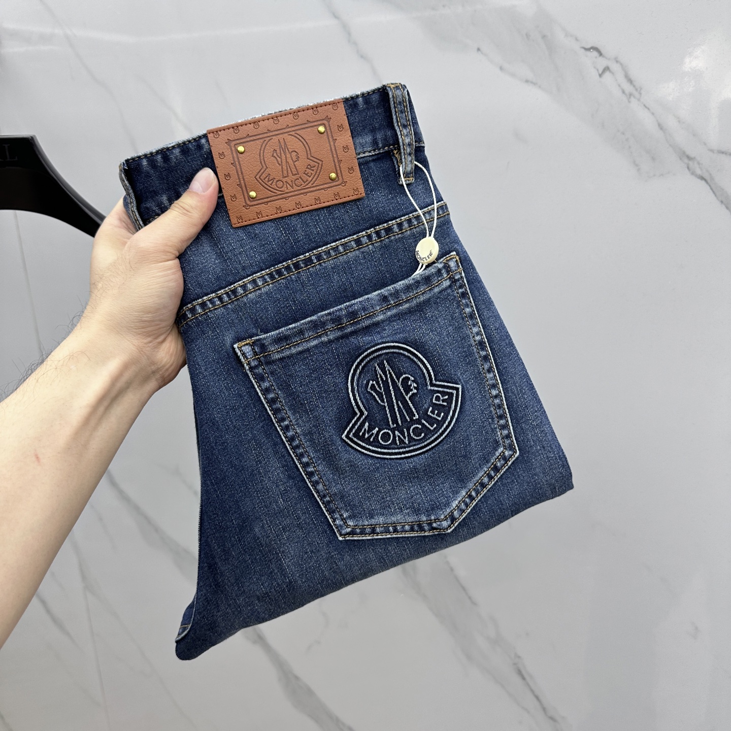 PZQ  Moncler·蒙口 高端定制、早春最新款牛仔裤 柜台同步发售 原版定制复刻 客供五金辅料 原单品质 进口牛仔面料高弹力 重工洗水 做工走线精细 上身绝佳！优选单品\nAX出品\n码数: -无. 