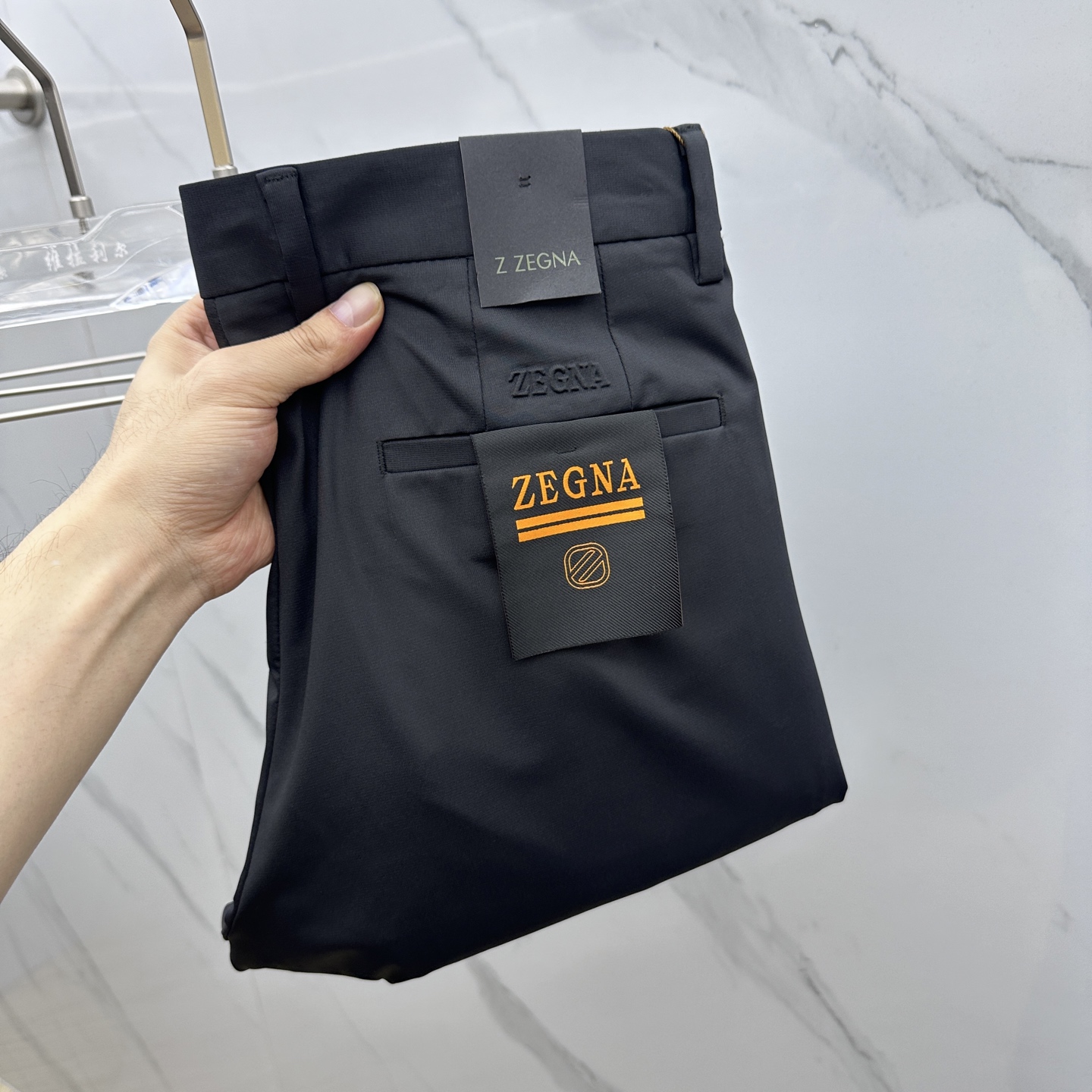 NO:152899,ZEGNA·Jenia's new spring and summer casual trousers are available simultaneously on the official website, trouser body craft design, imported customer-supplied auxiliary materials, fabric customization, and OEM products are free of inspection!  Every detail is the ultimate, the original hardware accessories are trendy and stylish, and they are a must-have item for trendy people!  Original AX production!  Number of codes 30-40 has 35 no 37. 39, zegna,alexander wang19860909ZEGNA·杰尼亚 春夏新品休闲裤西裤,官网同步发售,裤身工艺设计,进口客供辅料、面料定制,代工厂出品免检！每个细节做到极致,原版五金配件,潮范十足、上身有型帅气,潮人必备单品！ AX原单出品！ 码数30-40有35无37. 39,,zegna,alexander wang,Men's clothing