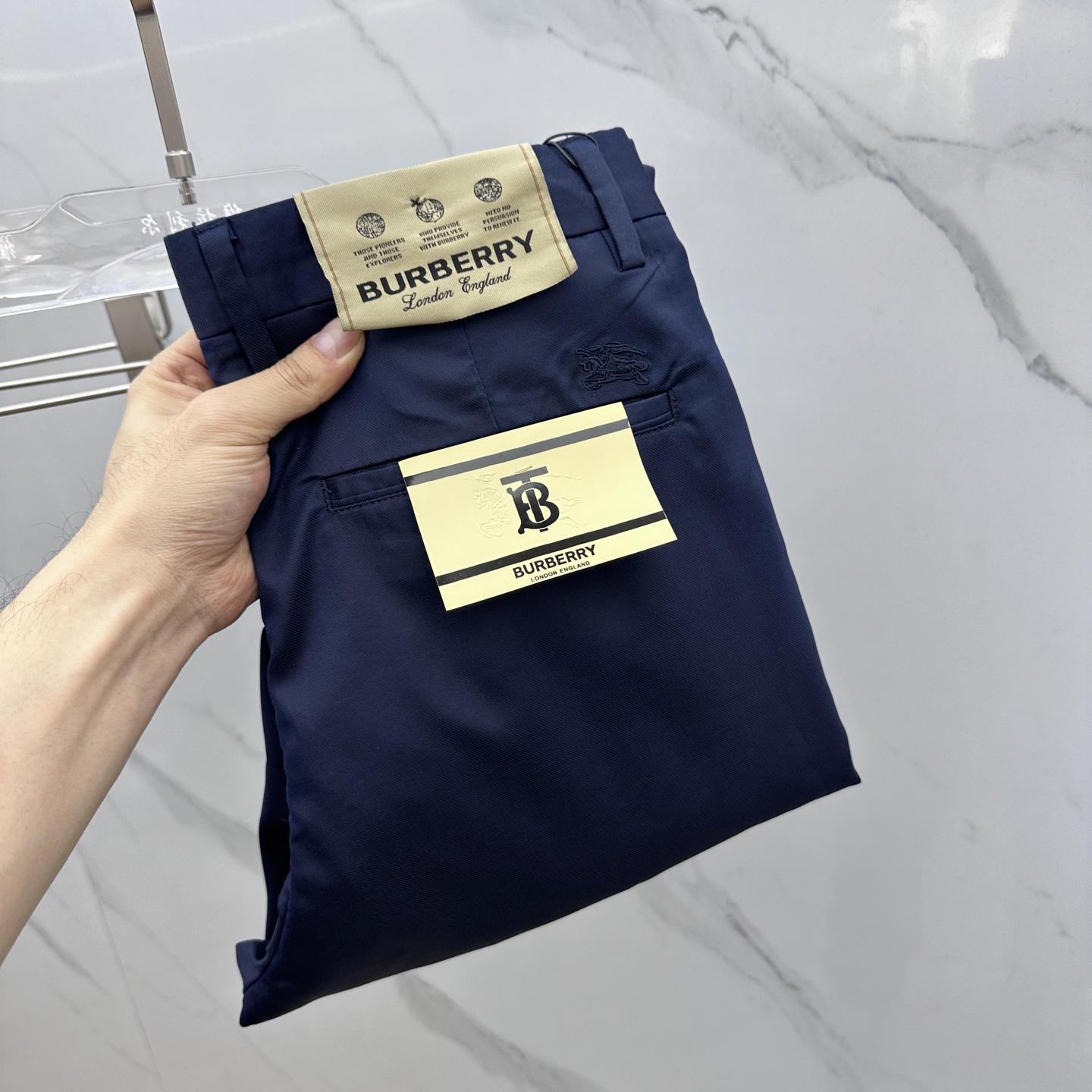 NO:159781,Burberry · Burberry 2025 spring and summer new casual trousers, released simultaneously on the official website, trouser body craft design, imported customer-supplied auxiliary materials, fabric customization, and OEM products are free of inspection!  Every detail is the ultimate, the original hardware accessories are trendy and stylish, and they are a must-have item for trendy people!  Original AX production!  30-40, there are 35 or no 37. 39, burberry, burberry, alexander wang19860909Burberry·巴宝莉 2025春夏新品休闲裤西裤,官网同步发售,裤身工艺设计,进口客供辅料、面料定制,代工厂出品免检！每个细节做到极致,原版五金配件,潮范十足、上身有型帅气,潮人必备单品！ AX原单出品！ 码数30-40有35无37. 39,,burberry,burberry,alexander wang,Men's clothing