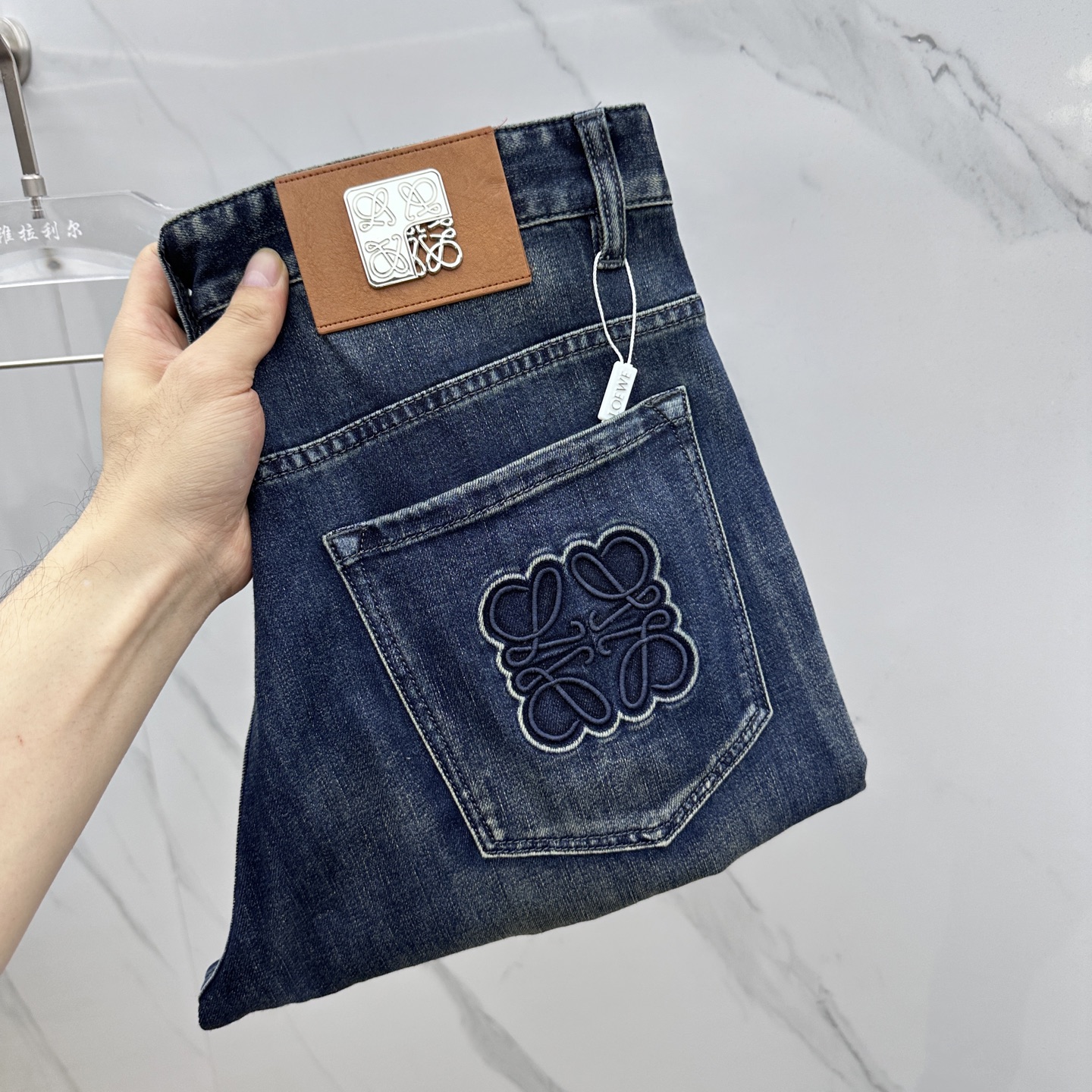 NO:134756,LOEWE·Luo Yiwei High-end customization, the latest jeans in early spring 2025 are released simultaneously on the counter. Original custom reproduction. Customer-supplied hardware and accessories. Original quality. Imported denim fabrics are highly elastic. Heavy industry washing. Fine workmanship and excellent upper body!  Preferred single product produced by AX Number of codes: 30-40 None 37. 39,,loewe,loewe,jeans,alexander wang19860909LOEWE·罗意威 高端定制、2025早春最新款牛仔裤 柜台同步发售 原版定制复刻 客供五金辅料 原单品质 进口牛仔面料高弹力 重工洗水 做工走线精细 上身绝佳！优选单品 AX出品 码数: 30-40无37. 39,,loewe,loewe,jeans,alexander wang,Men's clothing