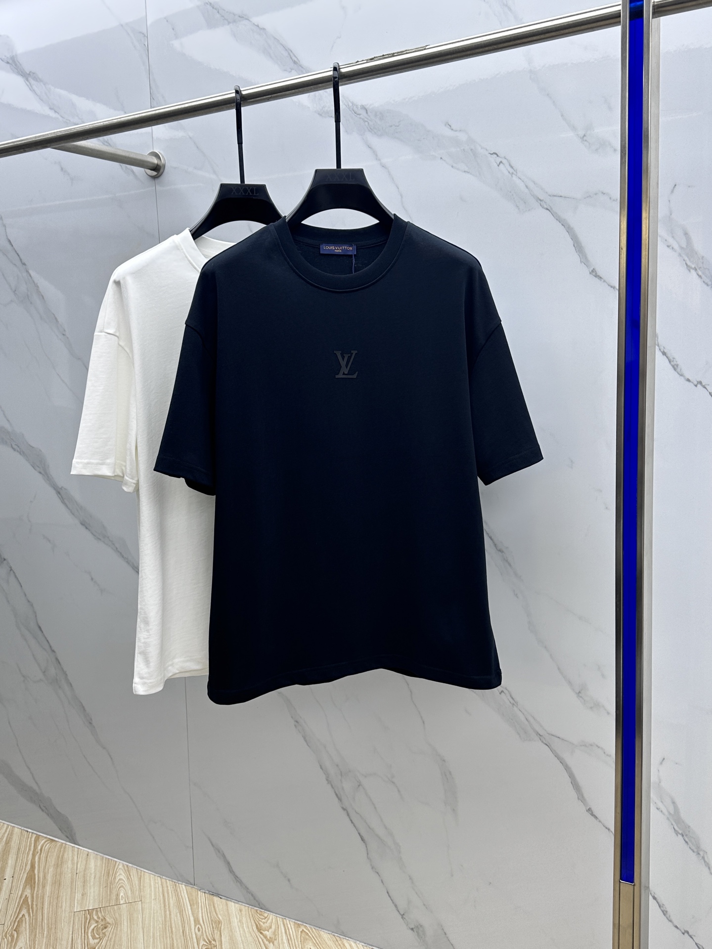 NO:482282,Louis Vuitton·Louis Vuitton Latest printed half-sleeved T-shirt·ribbed collar·cotton Selected zp fixed weaving and dyeing high-density pure cotton fabric, clear fabric pattern, soft and comfortable touch, three-dimensional pattern logo printing process, imported environmentally friendly glue, OS shoulder-loose style, complete three standards, same style for men and women ET. It is recommended to dry cleaning or wrap the back of the laundry bag, separate cold water and machine-wash naturally dry!  S-XL, louis vuitton,louis vuitton,tees,t-shirt,alexander wang19860909Louis Vuitton·路易威登 最新印花半袖T恤·罗纹衣领· 棉 精选zp定织定染高密度纯棉面料,布纹清晰 手感柔软舒适 立体图案logo印花工艺 进口环保胶浆 OS落肩宽松版型 三标齐全 男女同款 ET 洗涤方式建议干洗或包裹洗衣袋反面单独冷水快速机洗自然晾干！ 码数S-XL,,louis vuitton,louis vuitton,tees，t-shirt,alexander wang,Men's clothing