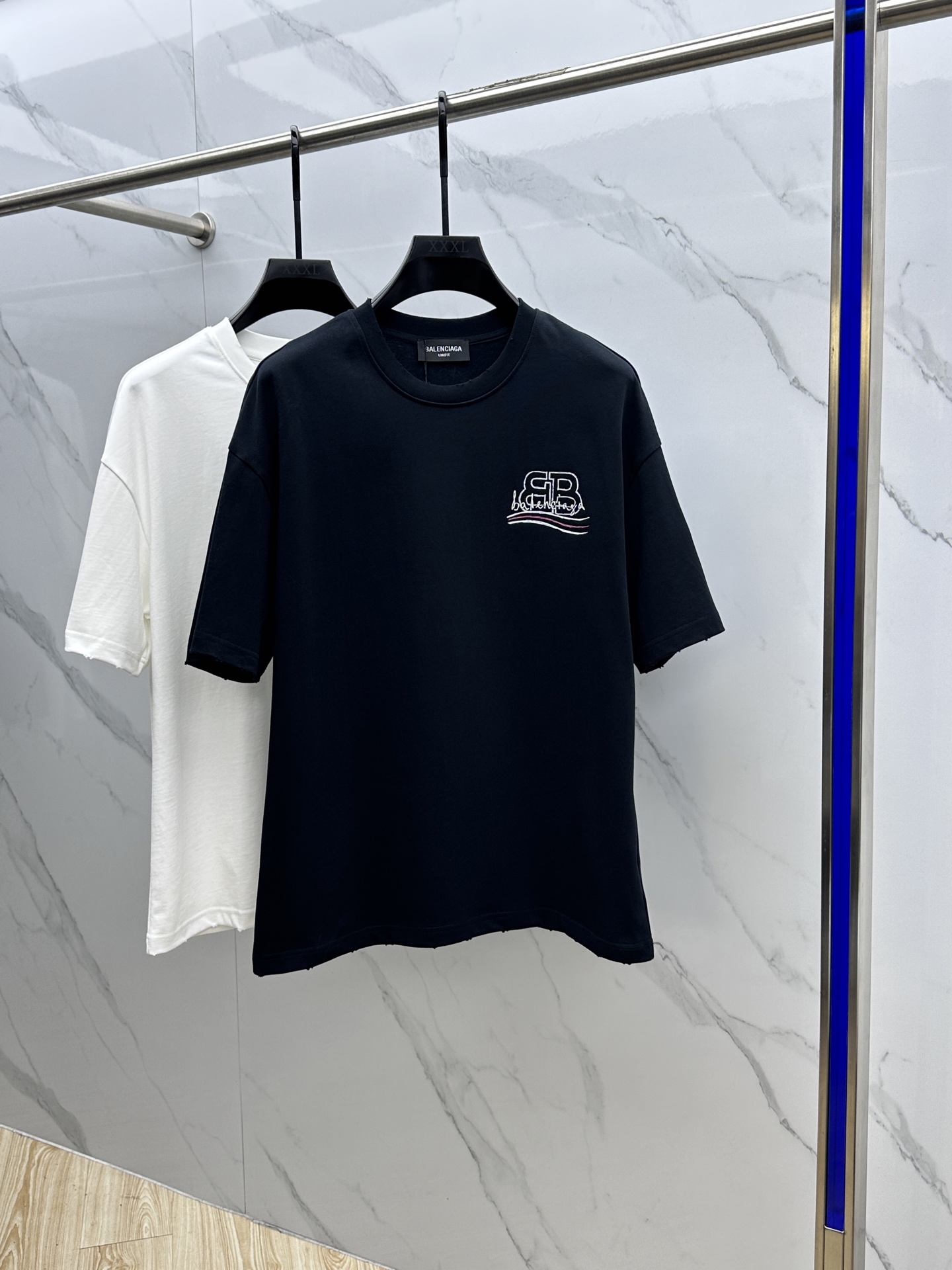 NO:159764,Balenciaga·Balenciaga Latest printed half-sleeved T-shirt·ribbed collar·cotton Selected zp fixed weaving and dyeing high-density pure cotton fabric, clear fabric pattern, soft and comfortable touch, three-dimensional pattern logo printing process, imported environmentally friendly glue, OS shoulder-loose style, complete three standards, same style for men and women ET. It is recommended to dry cleaning or wrap the back of the laundry bag, separate cold water and machine-wash naturally dry!  S-XL, balenciaga, balenciaga, tees, t-shirt, alexander wang19860909Balenciaga·巴黎世家 最新印花半袖T恤·罗纹衣领· 棉 精选zp定织定染高密度纯棉面料,布纹清晰 手感柔软舒适 立体图案logo印花工艺 进口环保胶浆 OS落肩宽松版型 三标齐全 男女同款 ET 洗涤方式建议干洗或包裹洗衣袋反面单独冷水快速机洗自然晾干！ 码数S-XL,,balenciaga,balenciaga,tees，t-shirt,alexander wang,Men's clothing