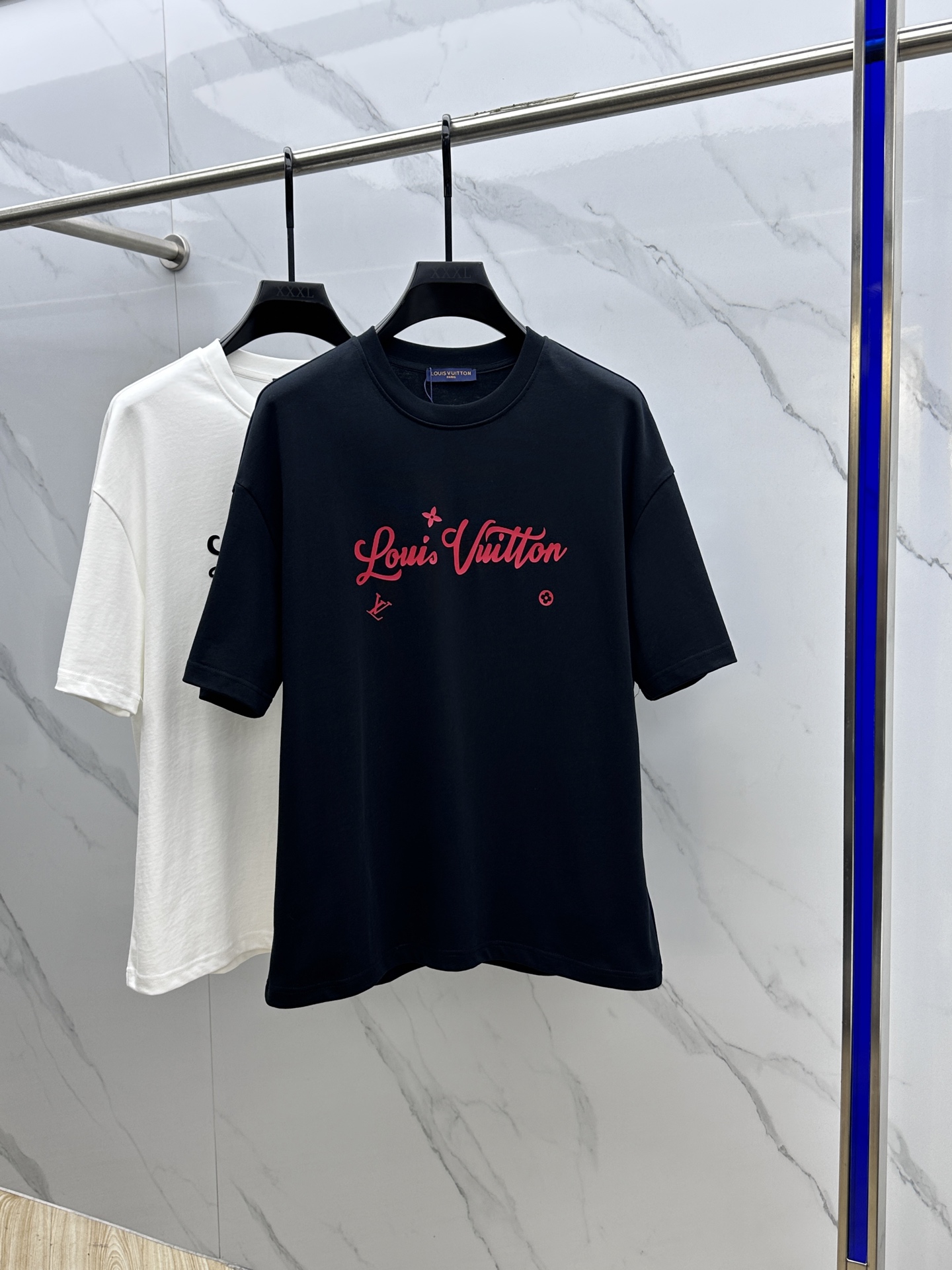 NO:461679,Louis Vuitton·Louis Vuitton Latest printed half-sleeved T-shirt·ribbed collar·cotton Selected zp fixed weaving and dyeing high-density pure cotton fabric, clear fabric pattern, soft and comfortable touch, three-dimensional pattern logo printing process, imported environmentally friendly glue, OS shoulder-loose style, complete three standards, same style for men and women ET. It is recommended to dry cleaning or wrap the back of the laundry bag, machine-wash and dry naturally with cold water alone!  S-XL, louis vuitton,louis vuitton,tees,t-shirt,alexander wang19860909Louis Vuitton·路易威登 最新印花半袖T恤·罗纹衣领· 棉 精选zp定织定染高密度纯棉面料,布纹清晰 手感柔软舒适 立体图案logo印花工艺 进口环保胶浆 OS落肩宽松版型 三标齐全 男女同款 ET 洗涤方式建议干洗或包裹洗衣袋反面单独冷水快速机洗自然晾干！ 码数S-XL,,louis vuitton,louis vuitton,tees，t-shirt,alexander wang,Men's clothing