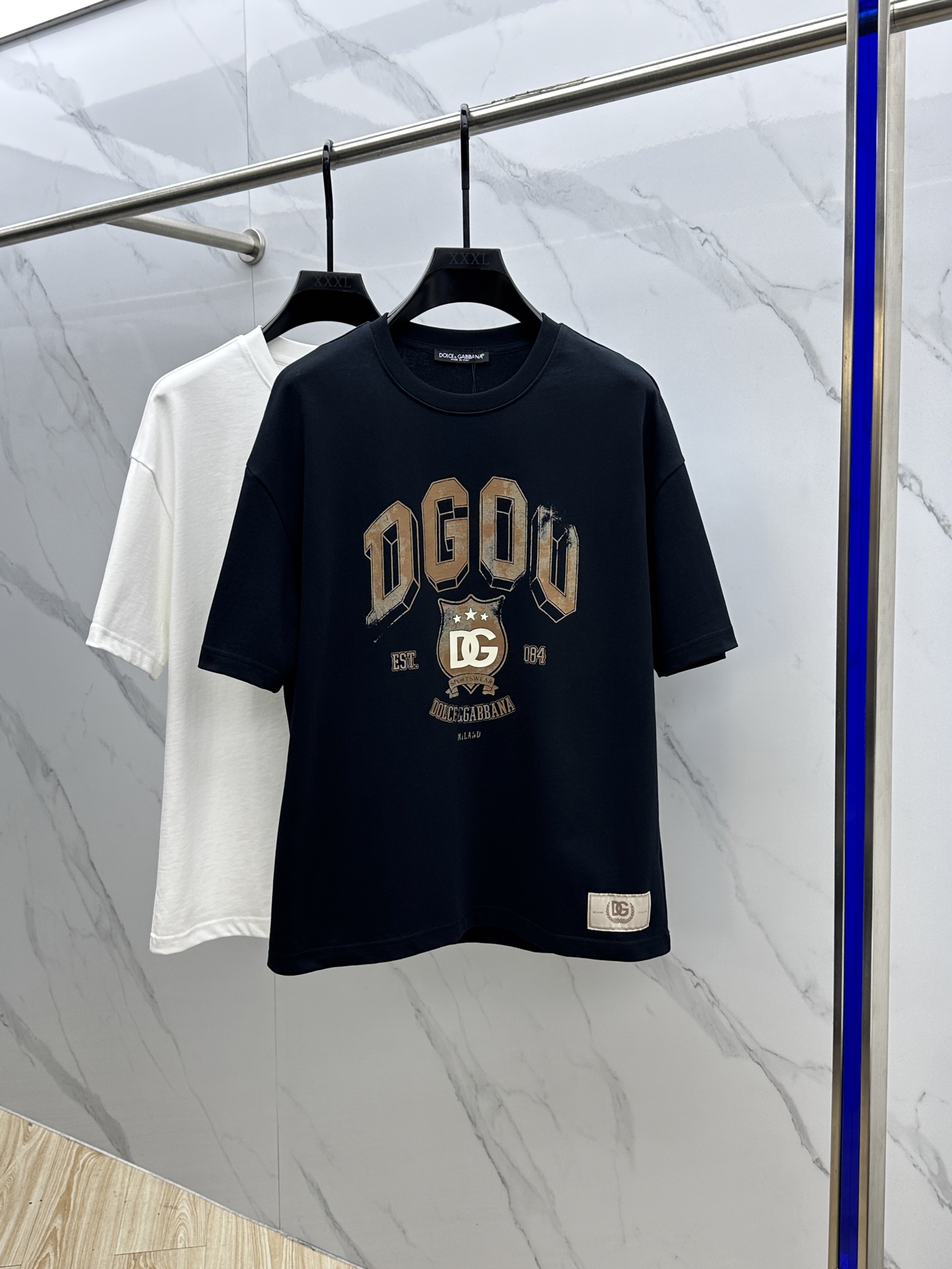 NO:127876,DG·Dougabanna Latest printed half-sleeved T-shirt·ribbed collar·cotton Selected zp fixed weaving and dyeing high-density pure cotton fabric, clear fabric pattern, soft and comfortable touch, three-dimensional pattern logo printing process, imported environmentally friendly glue, OS shoulder-loose style, complete three standards, same style for men and women ET. It is recommended to dry cleaning or wrap the back of the laundry bag, machine-wash and dry naturally with cold water alone!  S-XL, Dolce & Gabbana, Dolce & Gabbana, Tees, t-shirt, alexander wang19860909DG·杜嘉班纳 最新印花半袖T恤·罗纹衣领· 棉 精选zp定织定染高密度纯棉面料,布纹清晰 手感柔软舒适 立体图案logo印花工艺 进口环保胶浆 OS落肩宽松版型 三标齐全 男女同款 ET 洗涤方式建议干洗或包裹洗衣袋反面单独冷水快速机洗自然晾干！ 码数S-XL,,Dolce&Gabbana,Dolce&Gabbana,tees，t-shirt,alexander wang,Men's clothing