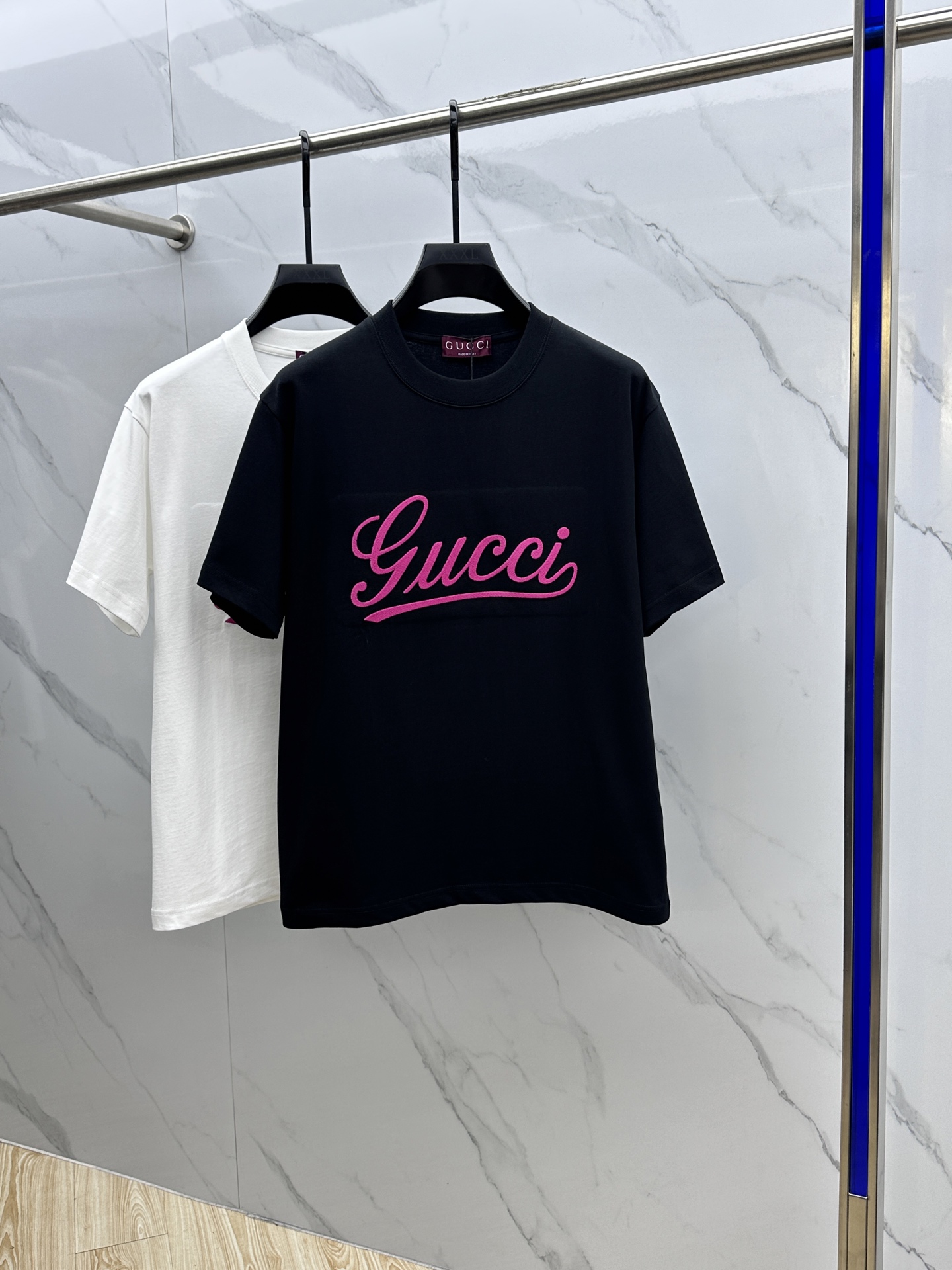 NO:133050,Gucci 2025FW spring and summer new round neck base-fitting T-shirt, three-dimensional logo micro-contour half-sleeved active pure cotton base T-shirt, cotton, feel glutinous and skin-skinned, soft and tough. Processing, toughness and wrinkle resistance have been greatly improved. The micro-contour tailoring is very well-equipped, and the chest logo embroidery process is extremely recognizable. The three-standard logo is complete, and the single-skin base must be used. The same model for men and women, code xs-L,,gucci,gucci,tees, t-shirt,alexander wang19860909Gucci·古驰 2025FW春夏新品圆领打底外穿T恤,立体感logo微廓形半袖 活性纯棉打底T恤,棉,手感面糯有骨感,柔而有韧性.工艺处理,韧性和抗皱性能得到大幅度提高.微廓形剪裁很到位,胸前logo标识刺绣工艺,辨识度极高.三标齐全,单穿打底必备单品. 男女同款hei 码数xs-L,,gucci,gucci,tees，t-shirt,alexander wang,Men's clothing