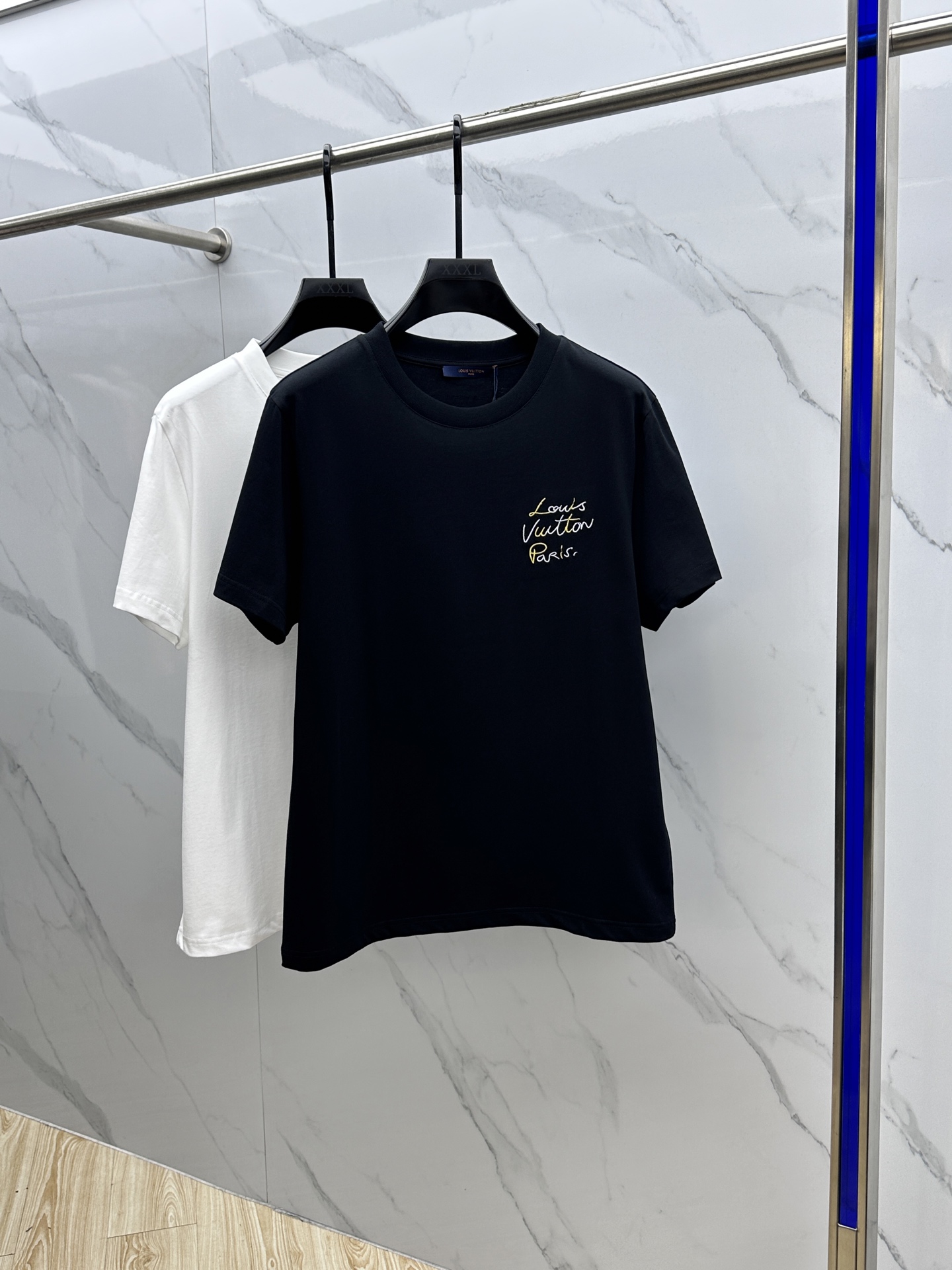 NO:127883,Louis Vuitton·Louis Vuitton 2025FW spring and summer new round neck base-outdoor T-shirt, three-dimensional logo micro-contour half-sleeved active pure cotton base T-shirt, cotton, feel glutinous and skin-skinned, soft and tough. Processing, toughness and wrinkle resistance have been greatly improved. The micro-contour tailoring is very well-equipped, and the chest logo embroidery process is extremely recognizable. The three-standard logo is complete, and the single-skin base must be used. The same model for men and women, the same size xs-L,,louis vuitton,louis vuitton,tees,t-shirt,alexander wang19860909Louis Vuitton·路易威登 2025FW春夏新品圆领打底外穿T恤,立体感logo微廓形半袖 活性纯棉打底T恤,棉,手感面糯有骨感,柔而有韧性.工艺处理,韧性和抗皱性能得到大幅度提高.微廓形剪裁很到位,胸前logo标识刺绣工艺,辨识度极高.三标齐全,单穿打底必备单品. 男女同款hei 码数xs-L,,louis vuitton,louis vuitton,tees，t-shirt,alexander wang,Men's clothing