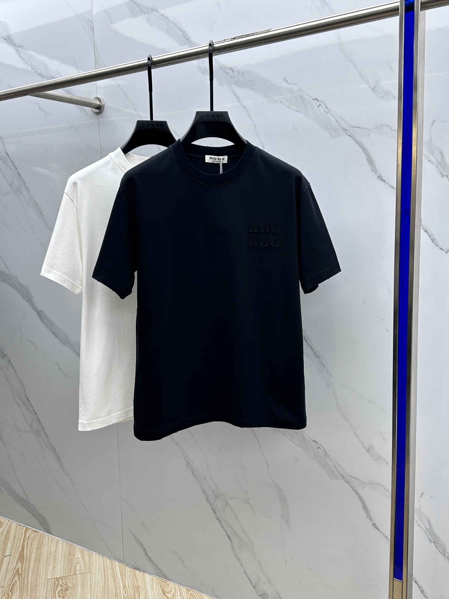 NO:127884,MIUMIU·Miao Miao 2025FW spring and summer new round neck base-outdoor T-shirt, three-dimensional logo micro-contour half-sleeved active pure cotton base T-shirt, cotton, feel glutinous and skin-skinned, soft and tough. Processing, toughness and wrinkle resistance have been greatly improved. The micro-contour tailoring is very well-equipped, and the chest logo embroidery process is extremely recognizable. The three-standard logo is complete, and the single-skin base must be used. The same model for men and women, codes xs-L,,miumiu,tees, t-shirt, alexander wang19860909MIUMIU·缪缪 2025FW春夏新品圆领打底外穿T恤,立体感logo微廓形半袖 活性纯棉打底T恤,棉,手感面糯有骨感,柔而有韧性.工艺处理,韧性和抗皱性能得到大幅度提高.微廓形剪裁很到位,胸前logo标识刺绣工艺,辨识度极高.三标齐全,单穿打底必备单品. 男女同款hei 码数xs-L,,miumiu,tees，t-shirt,alexander wang,Men's clothing