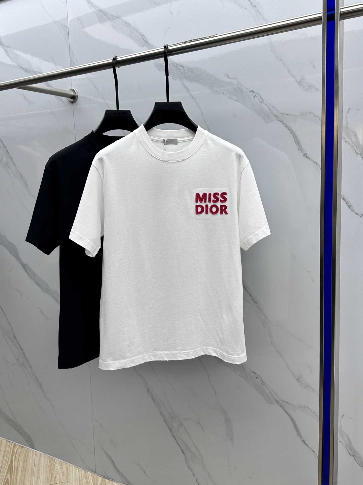 NO:127914,Christian Dior 2025FW spring and summer new round neck base-fitting T-shirt, three-dimensional logo micro-contour half-sleeved active pure cotton base T-shirt, cotton, feel glutinous and skin-skinned, soft and tough. Processing, toughness and wrinkle resistance have been greatly improved. The micro-contour tailoring is very well-equipped, and the chest logo embroidery process is extremely recognizable. The three-standard logo is complete, and the single-skin base must be used. The same model for men and women, the same size xs-L,,dior,dior,tees, t-shirt,alexander wang19860909Christian Dior·迪奥 2025FW春夏新品圆领打底外穿T恤,立体感logo微廓形半袖 活性纯棉打底T恤,棉,手感面糯有骨感,柔而有韧性.工艺处理,韧性和抗皱性能得到大幅度提高.微廓形剪裁很到位,胸前logo标识刺绣工艺,辨识度极高.三标齐全,单穿打底必备单品. 男女同款hei 码数xs-L,,dior,dior,tees，t-shirt,alexander wang,Men's clothing